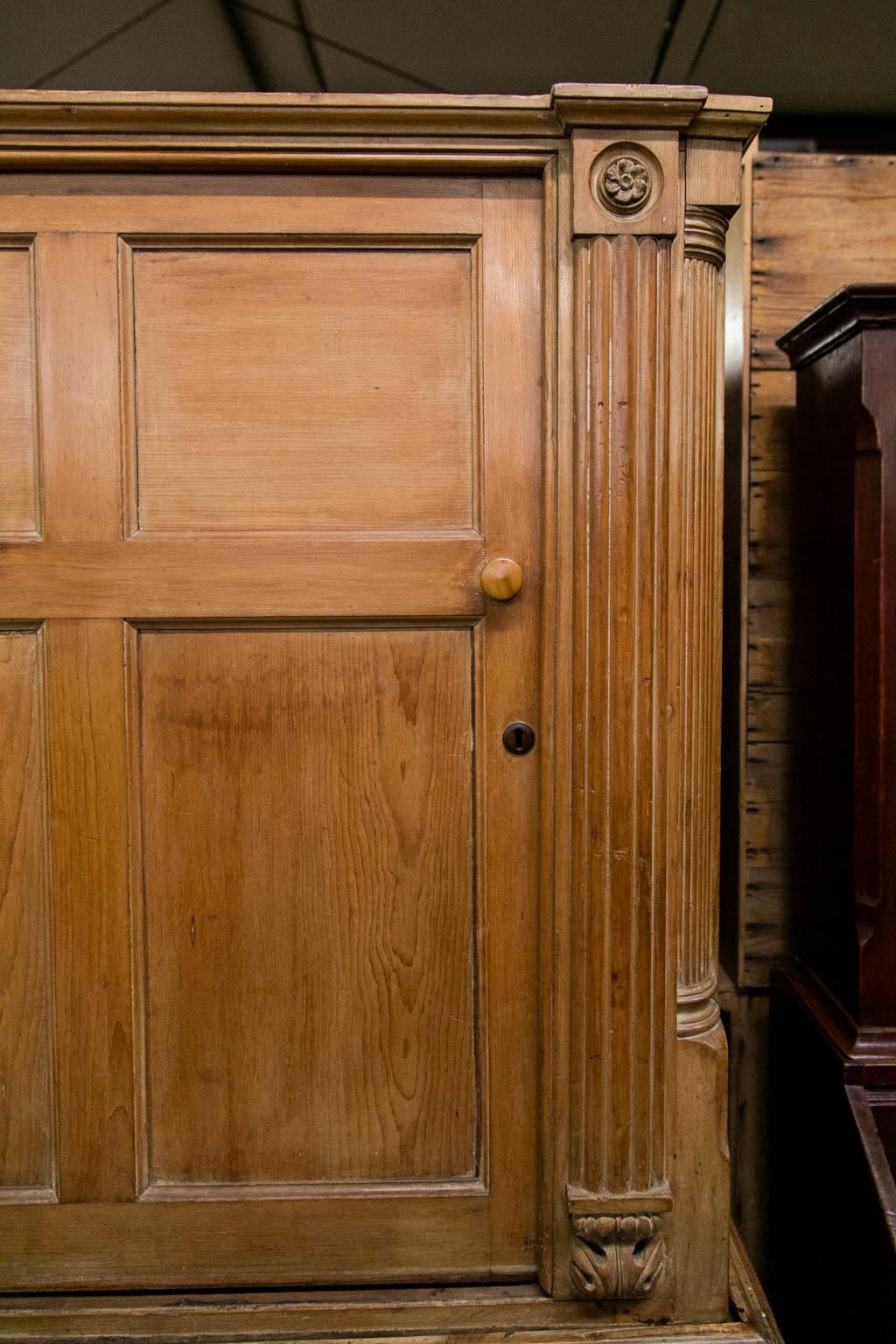 Este armario tiene dos puertas en la parte superior que se abren deslizándose a izquierda y derecha en un carril. Hay un separador central vertical en el interior. Cada lado tiene dos estantes fijos en el interior con portaplatos que se añadieron