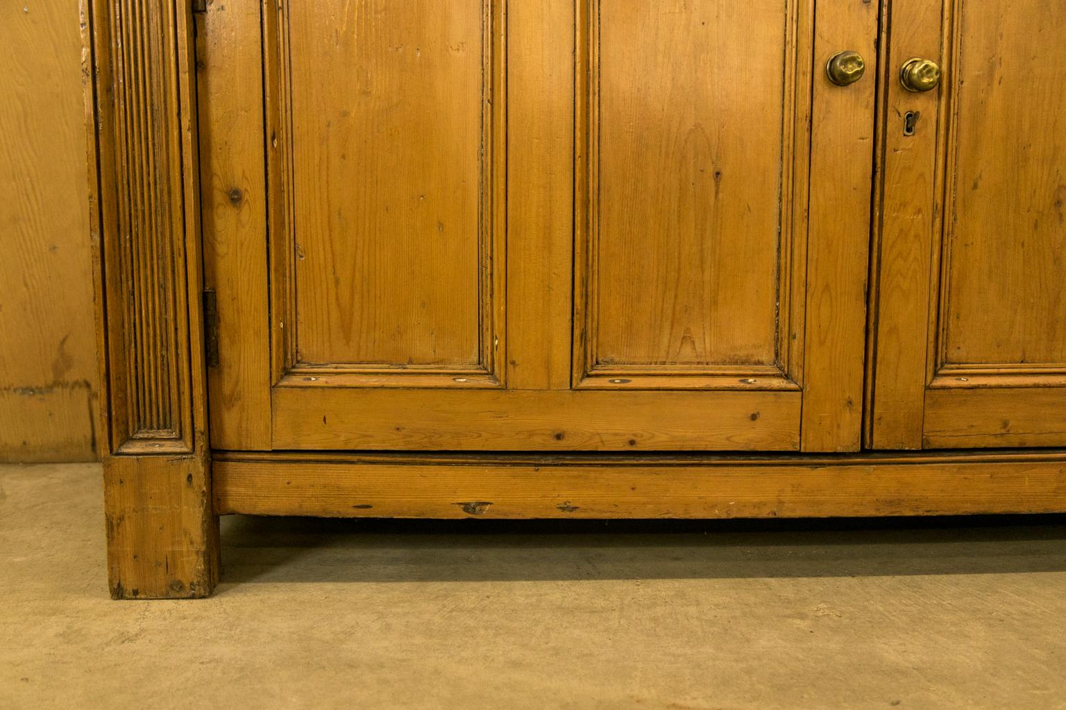 English Pine Cupboard In Good Condition For Sale In Wilson, NC