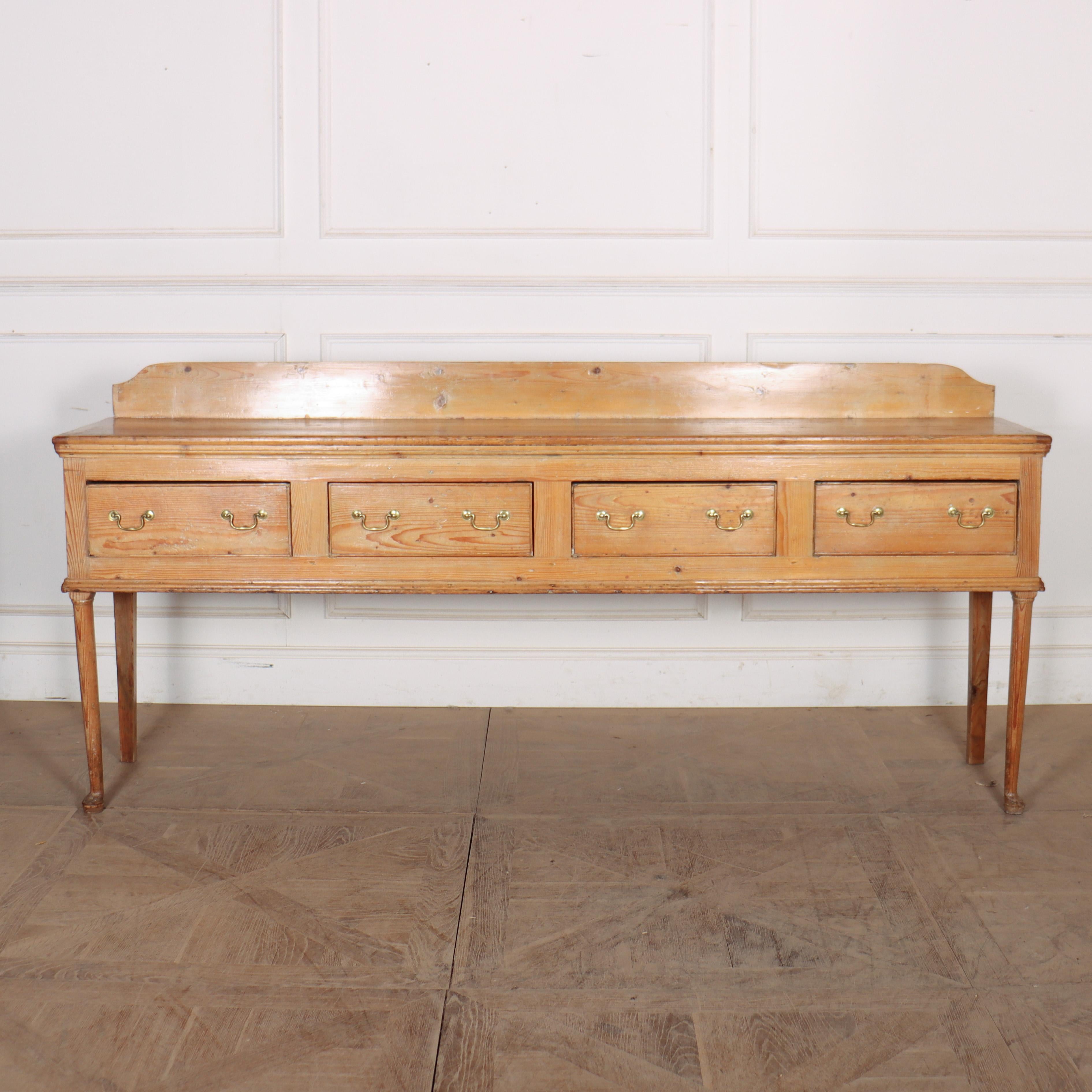 Superbe commode en pin anglais du 18ème siècle reposant sur des pieds en pad. 1770.

Hauteur du plan de travail : 34 pouces (86cm)


Code : 9105

Dimensions :
L : 86.5