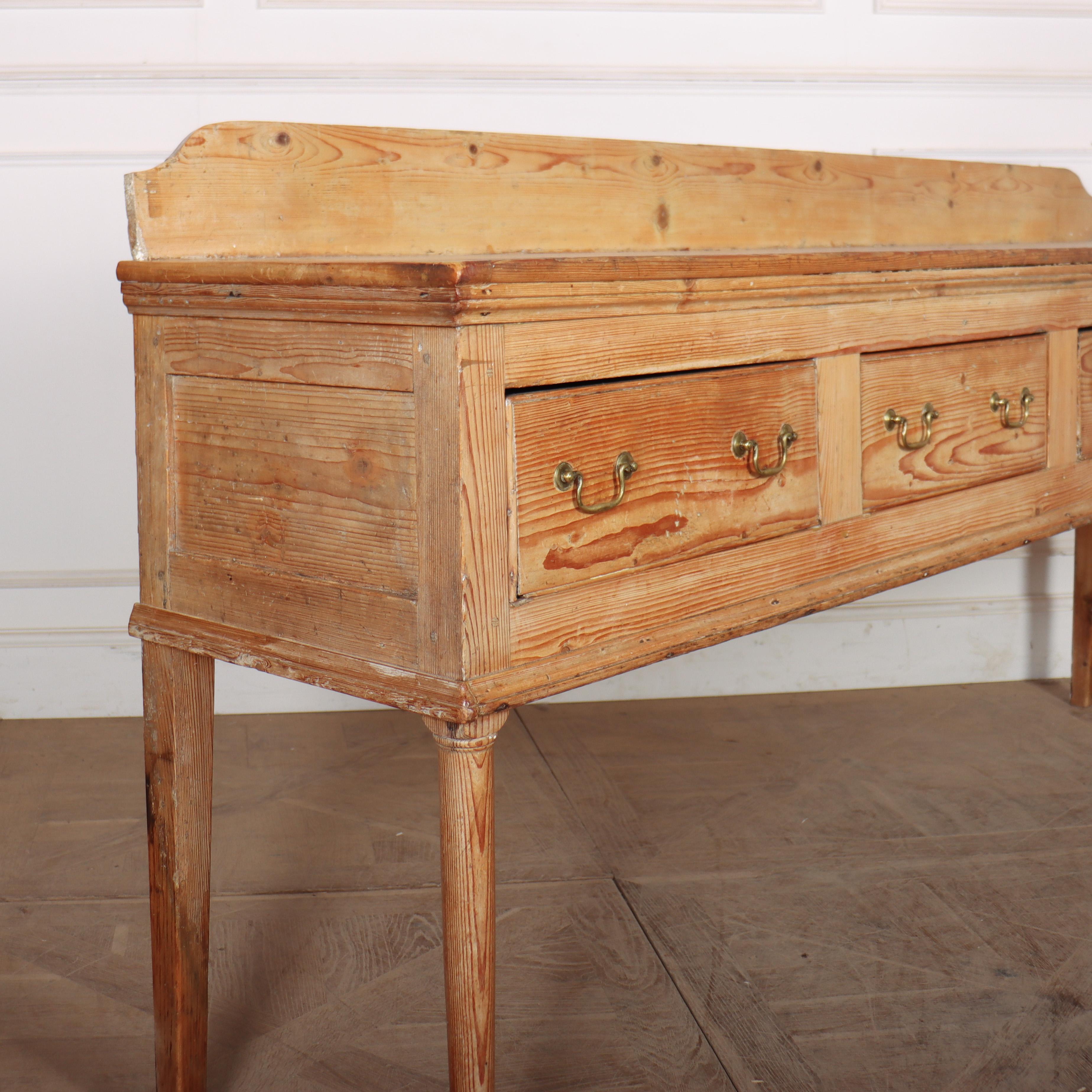 Pin Base de commode en pin anglais en vente