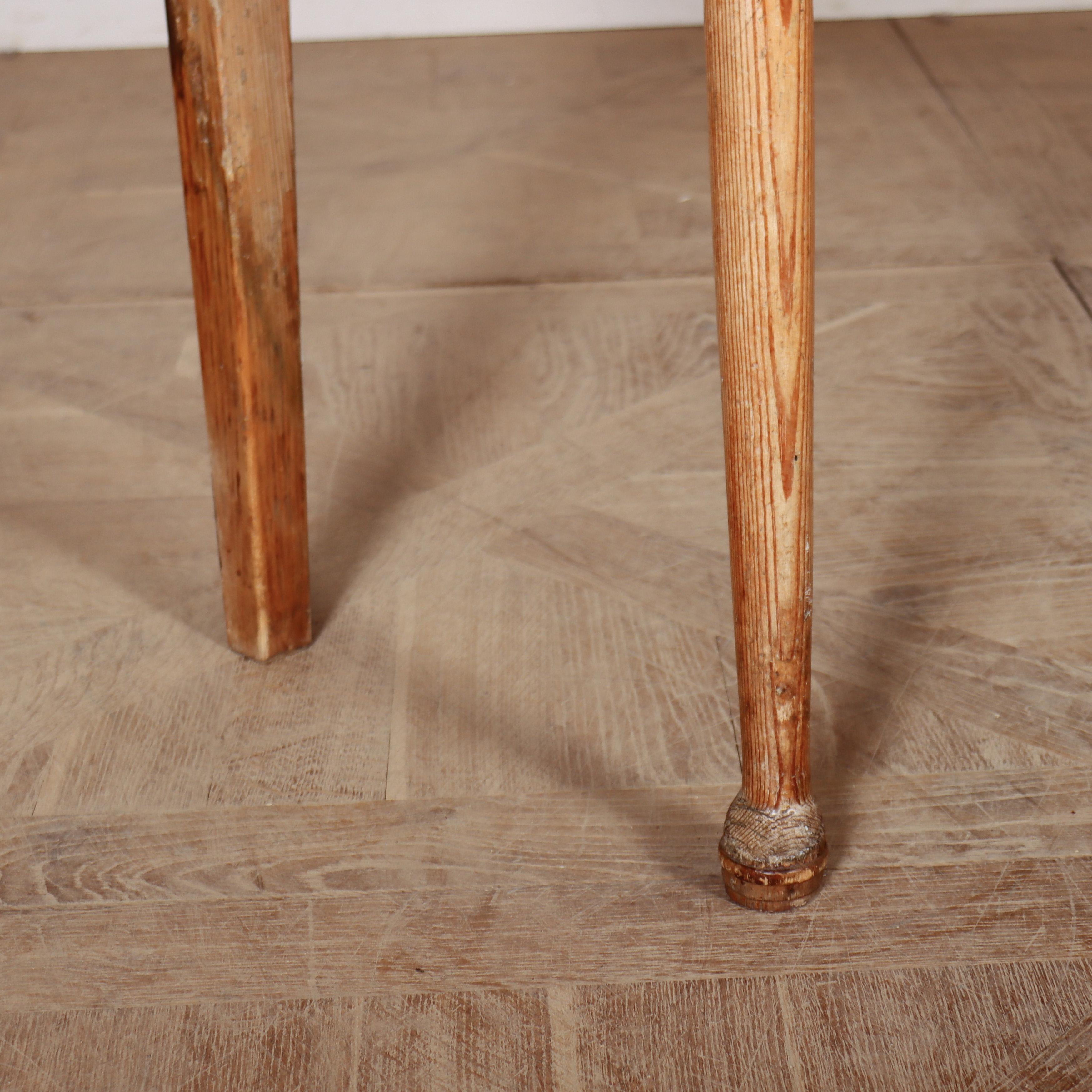 Base de commode en pin anglais en vente 1