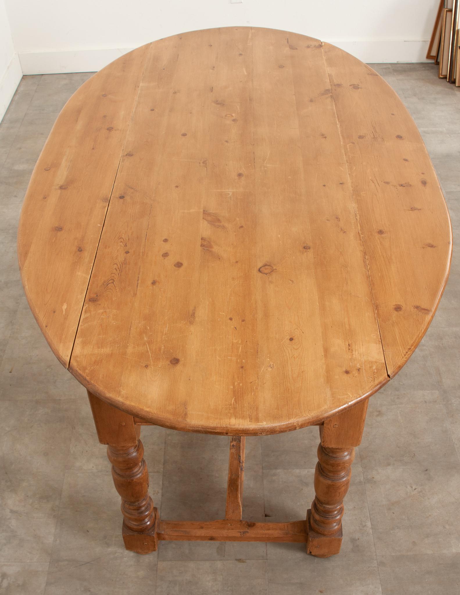 20th Century English Pine Drop Leaf Dining Table For Sale
