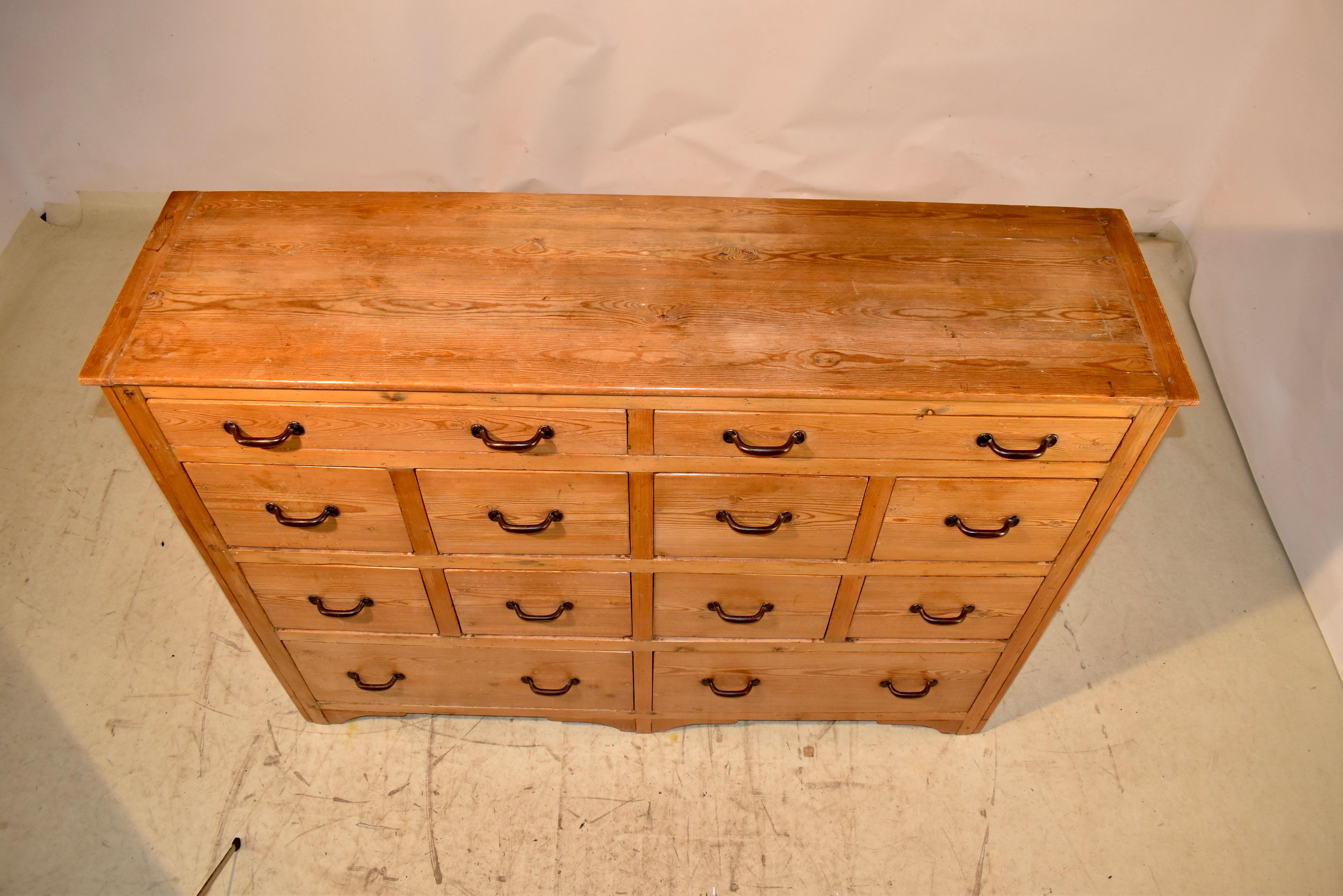 Cajonera inglesa de pino, circa 1930 en venta 4