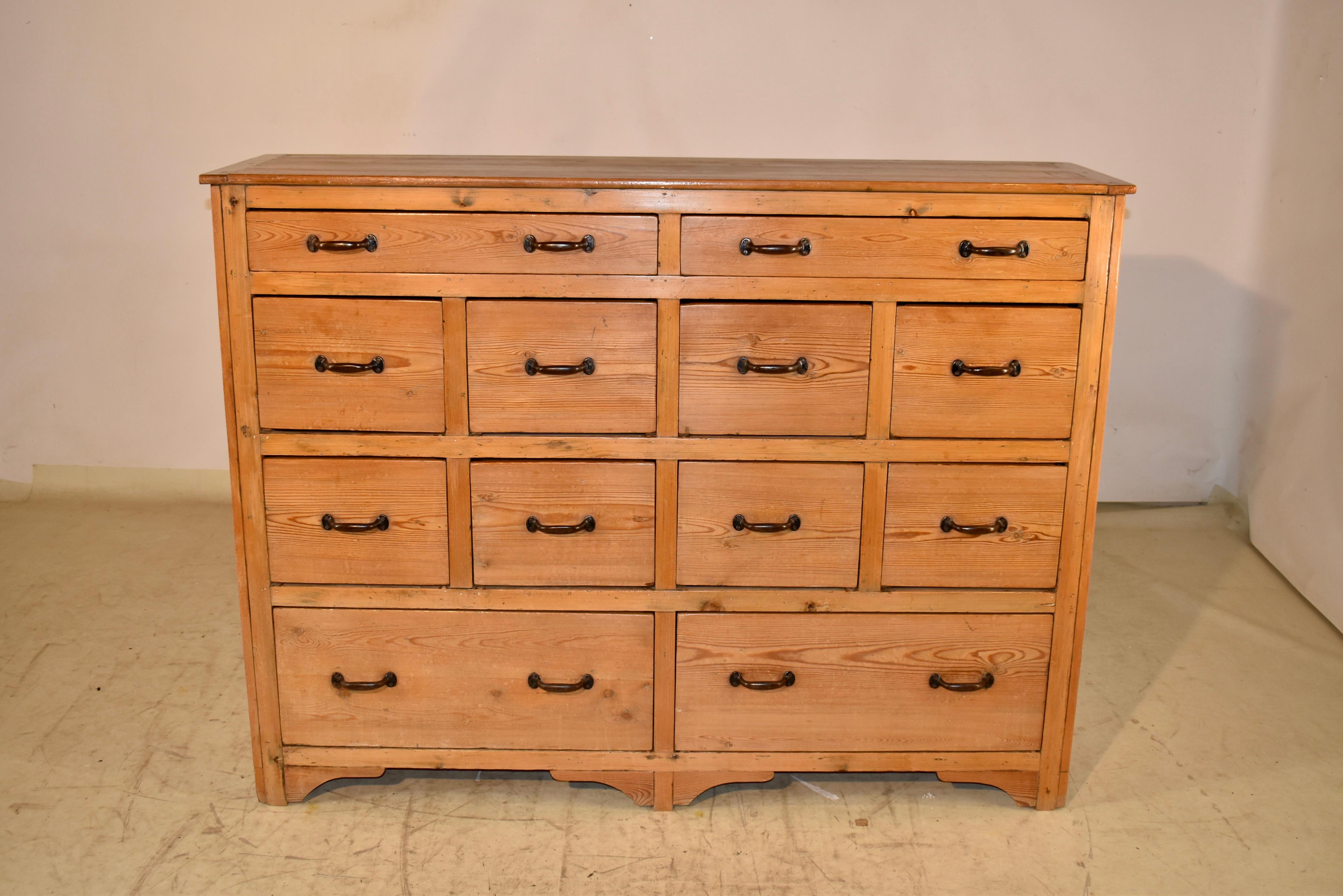 Cajonera inglesa de pino, circa 1930 en venta 5