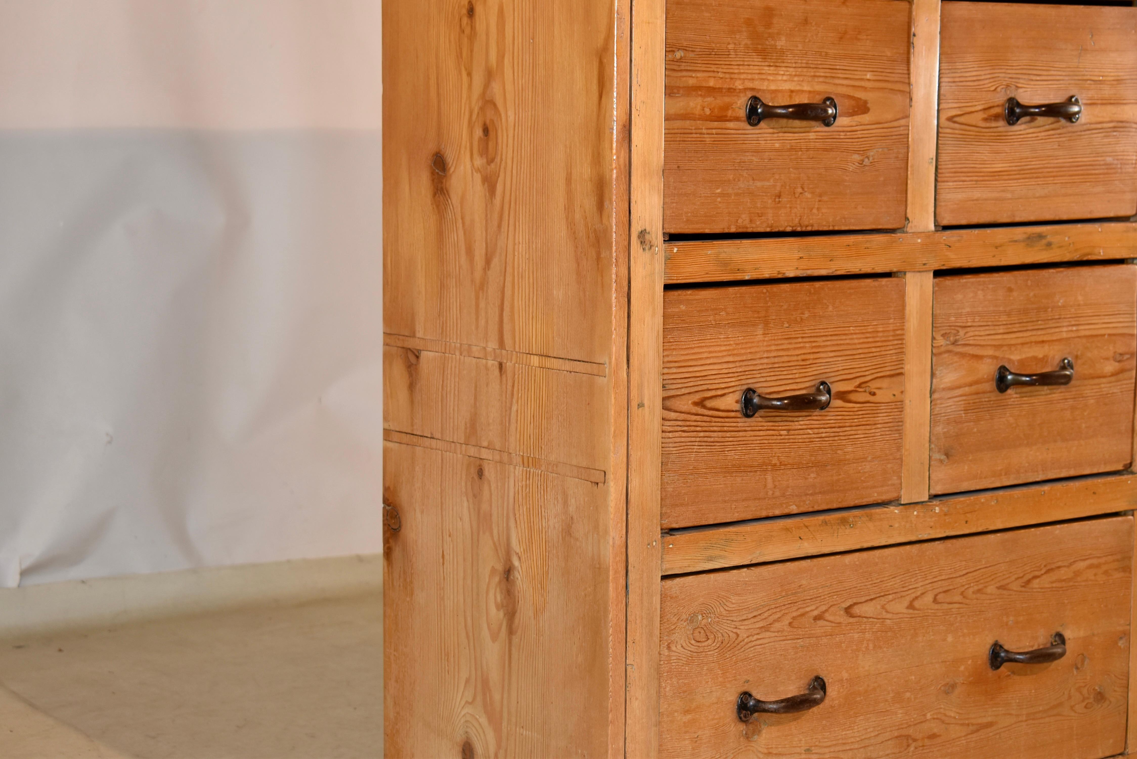 Cajonera inglesa de pino, circa 1930 Inglés en venta