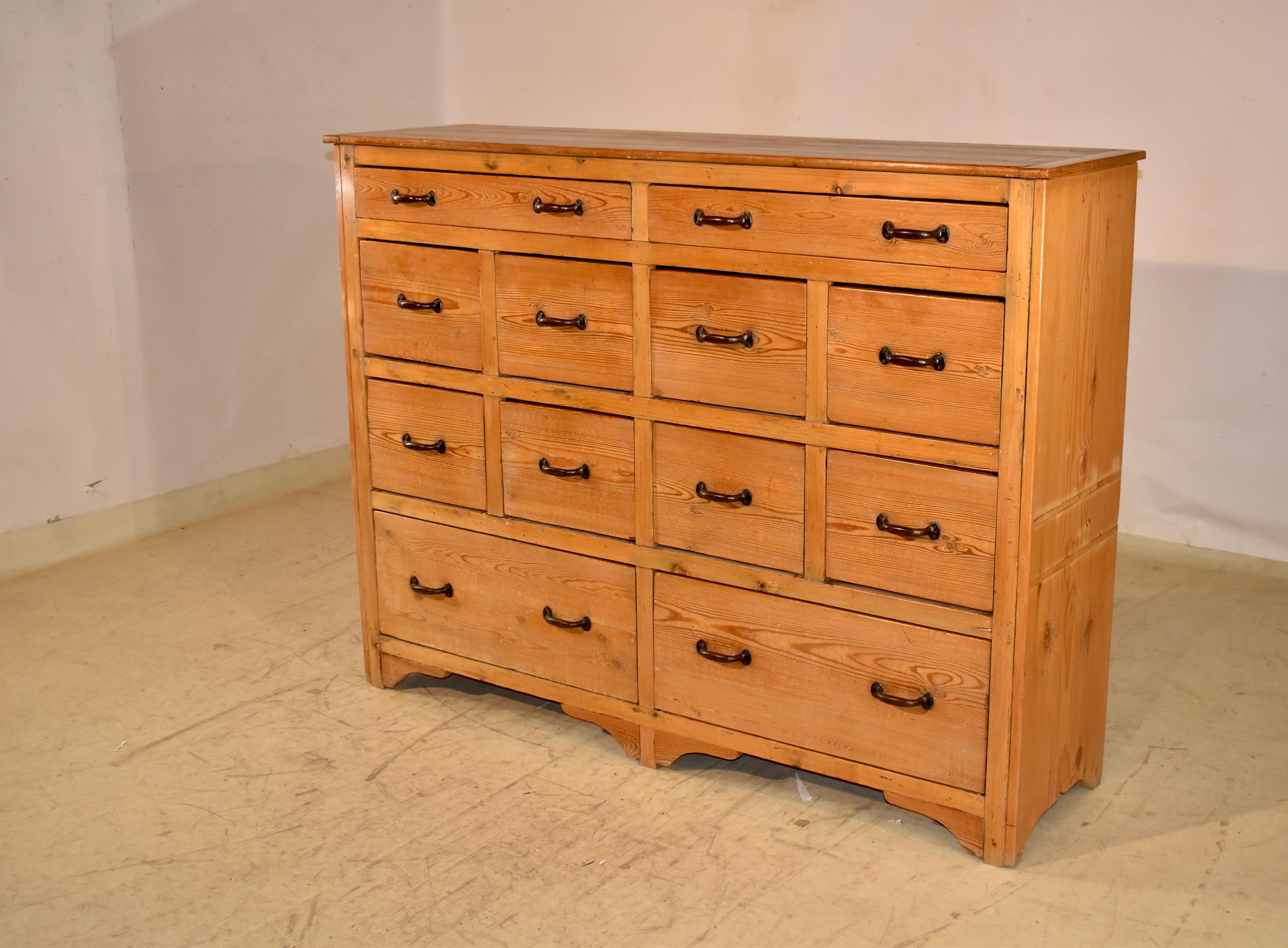 Cajonera inglesa de pino, circa 1930 siglo XX en venta