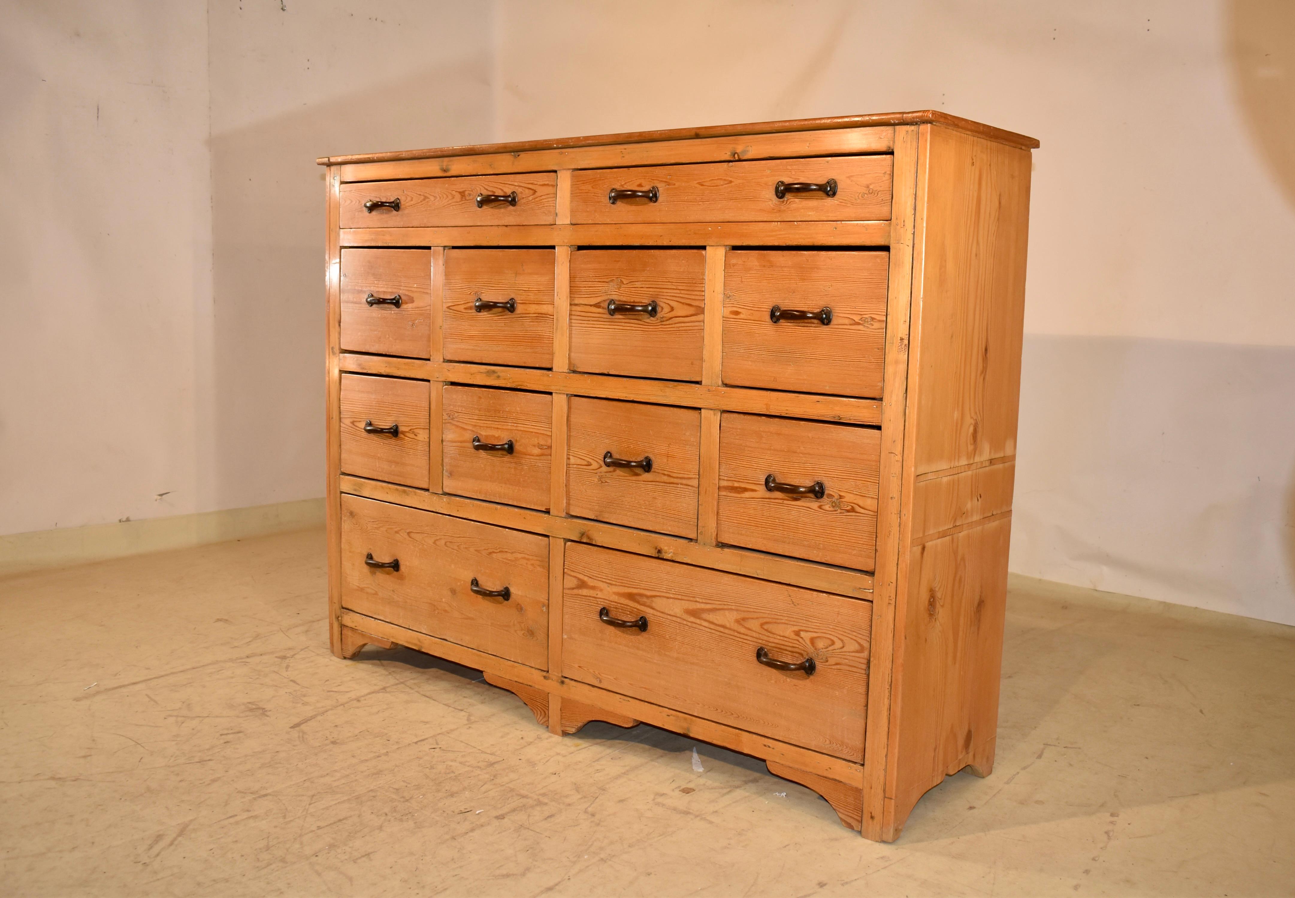 Cajonera inglesa de pino, circa 1930 Pino en venta