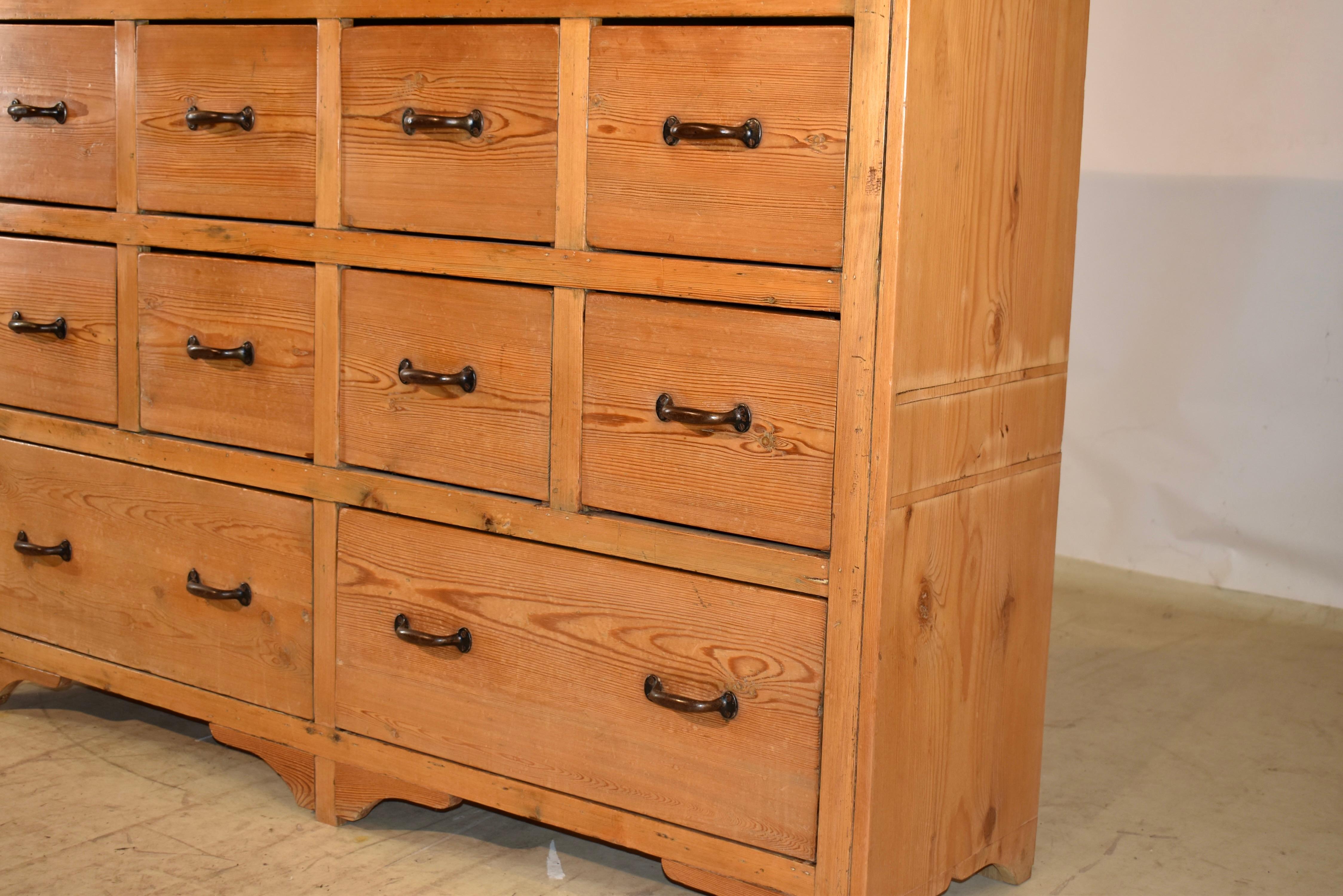 Cajonera inglesa de pino, circa 1930 en venta 1