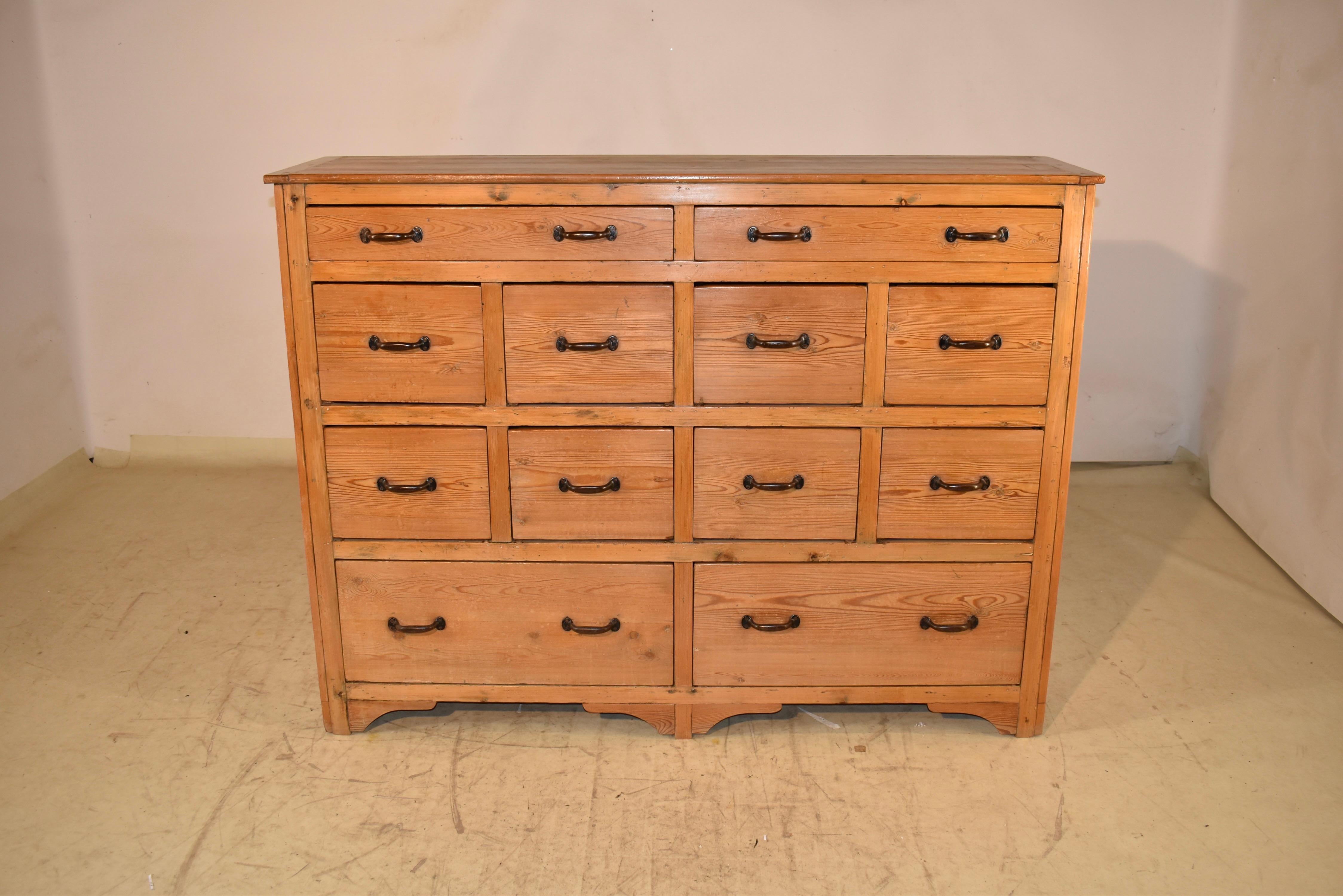 Cajonera inglesa de pino, circa 1930 en venta 2