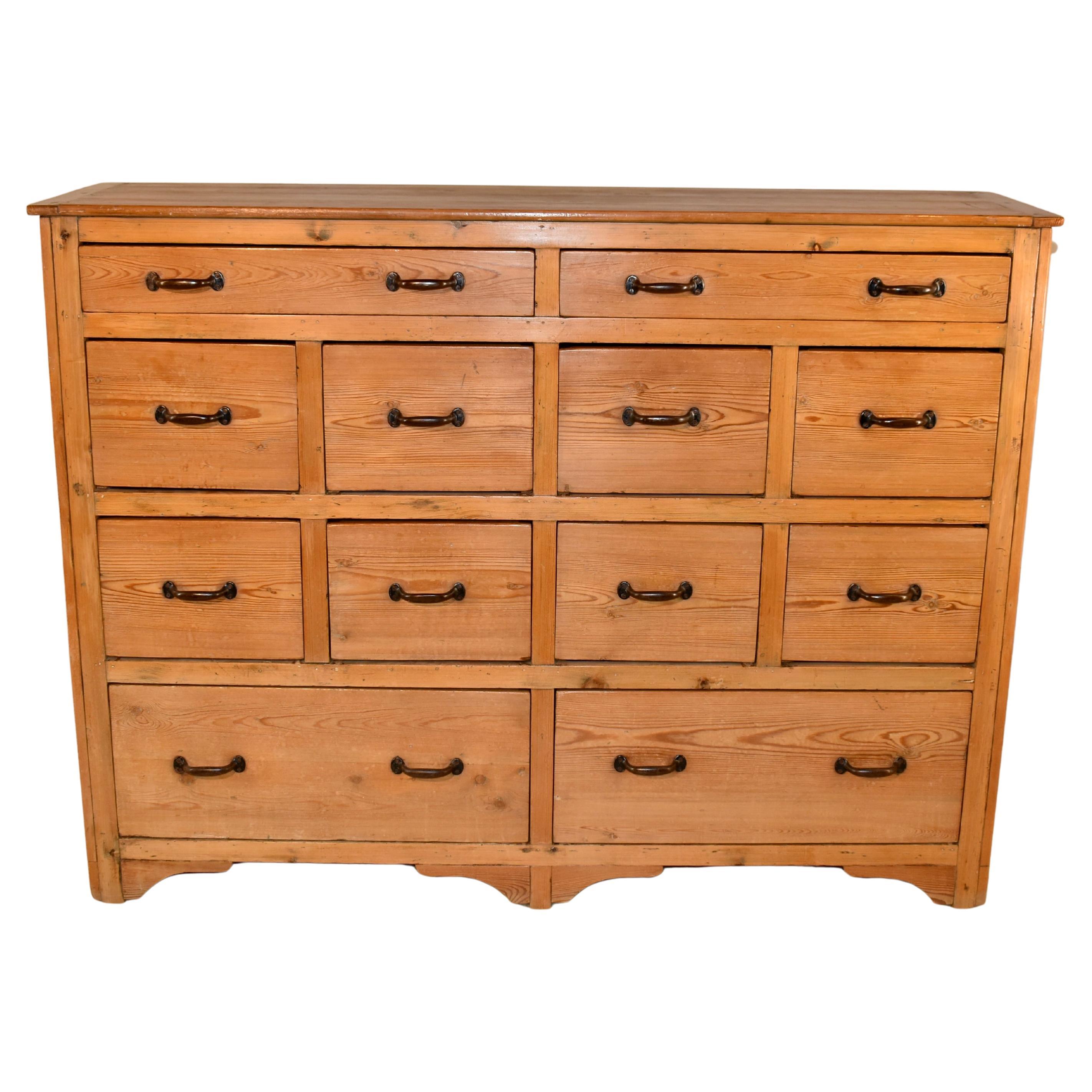 Cajonera inglesa de pino, circa 1930 en venta