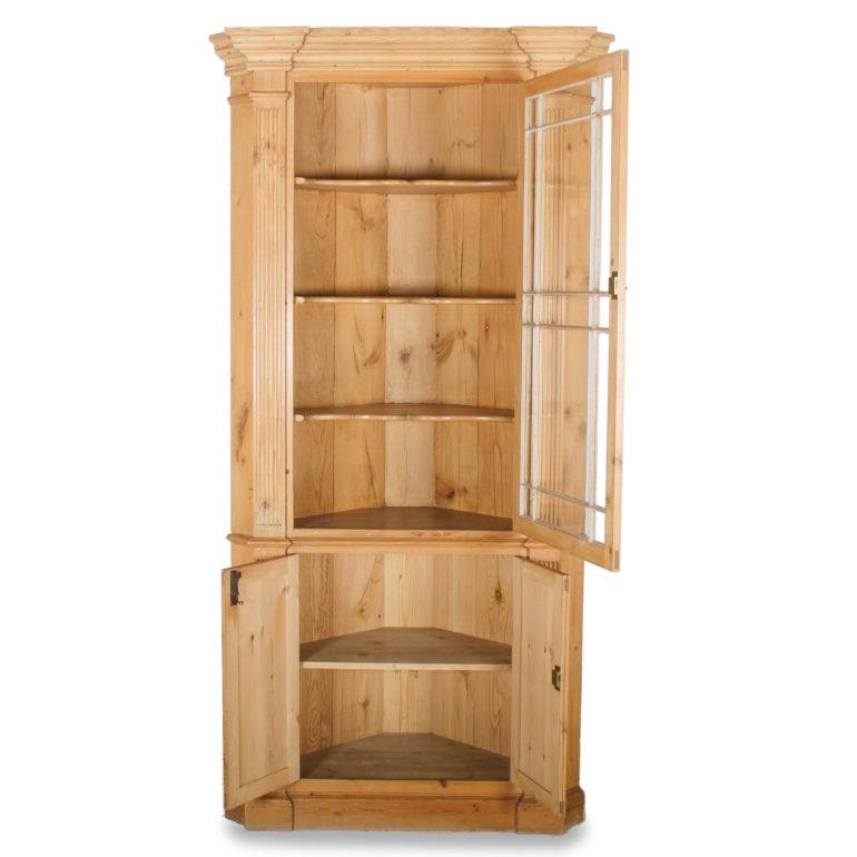 An English 2-door Georgian Revival pine corner cabinet with upper display, the case with upper crown molding and fluted pilasters flanking the doors.



 