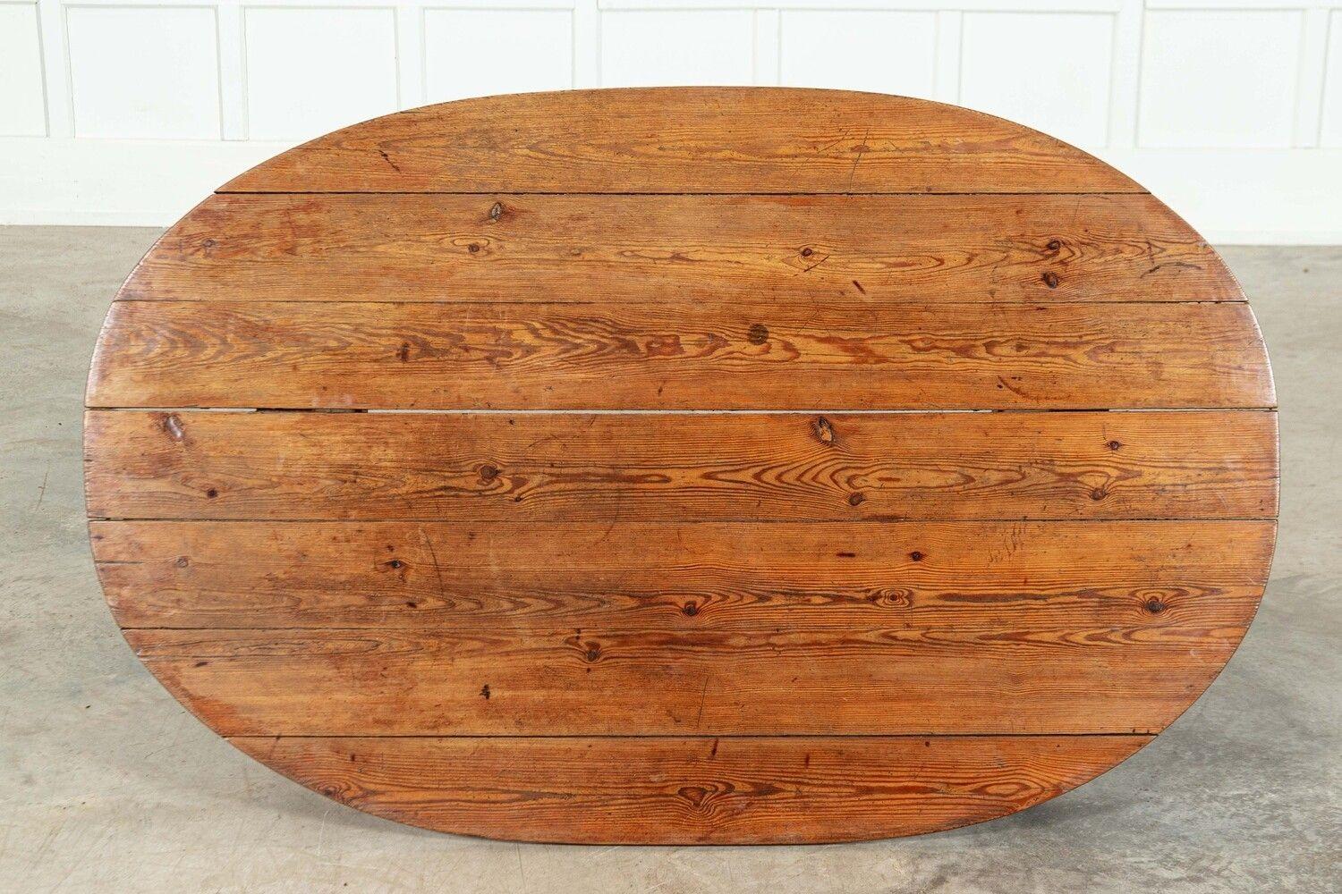 vers 1900
Table de réfectoire ovale en pin anglais
sku 1793
W148 x D93 x H73 cm
Poids 13 kg