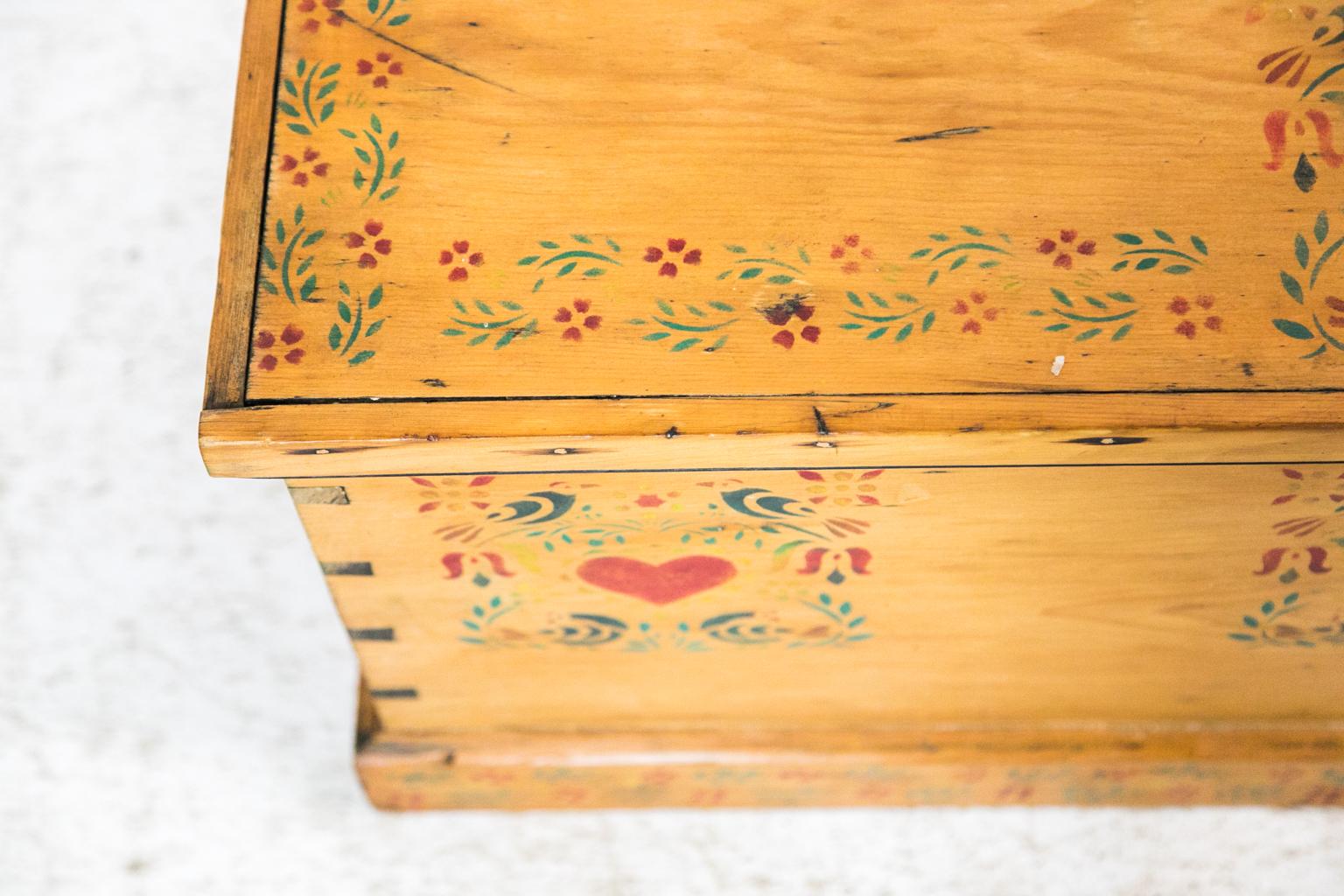 English Pine Painted Blanket Chest In Good Condition In Wilson, NC