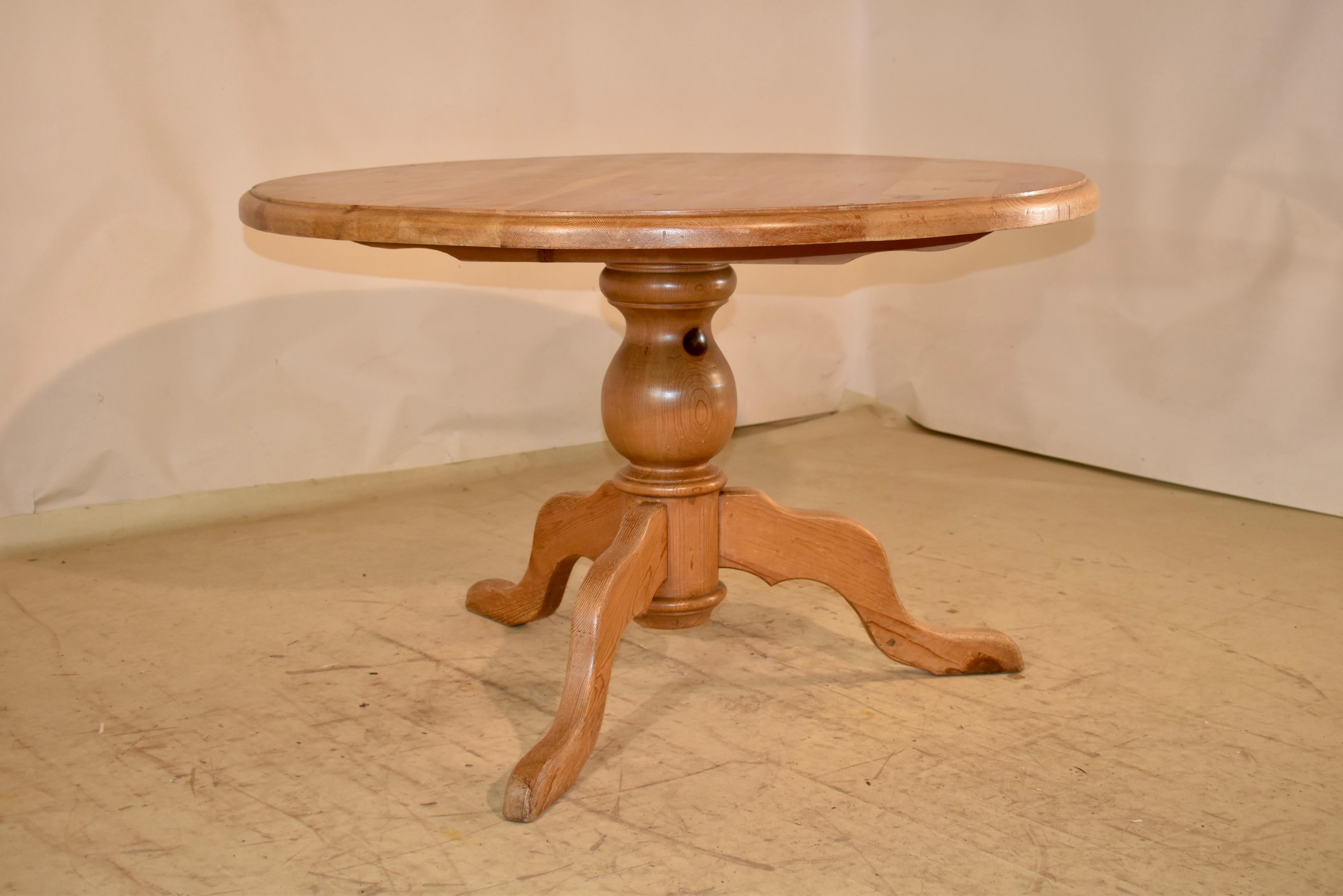 Guéridon en pin d'époque édouardienne provenant d'Angleterre.  Le plateau est fabriqué à partir de belles planches avec un beau veinage et des nœuds pour le contraste.  Il a un bord biseauté et repose sur un piédestal tourné à la main, soutenu par