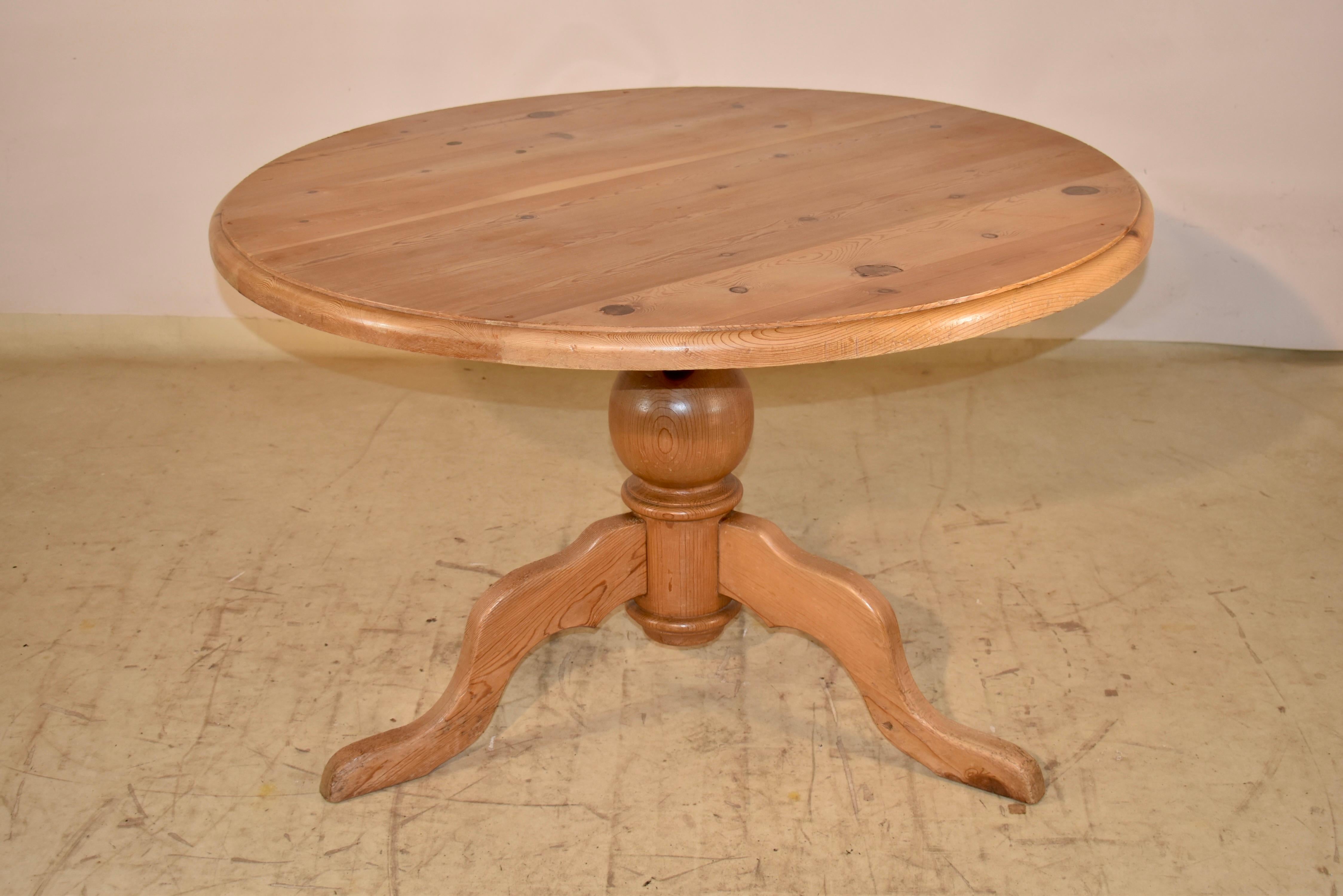 Début du 20ème siècle Table de petit déjeuner anglaise à piédestal en pin, vers 1900 en vente