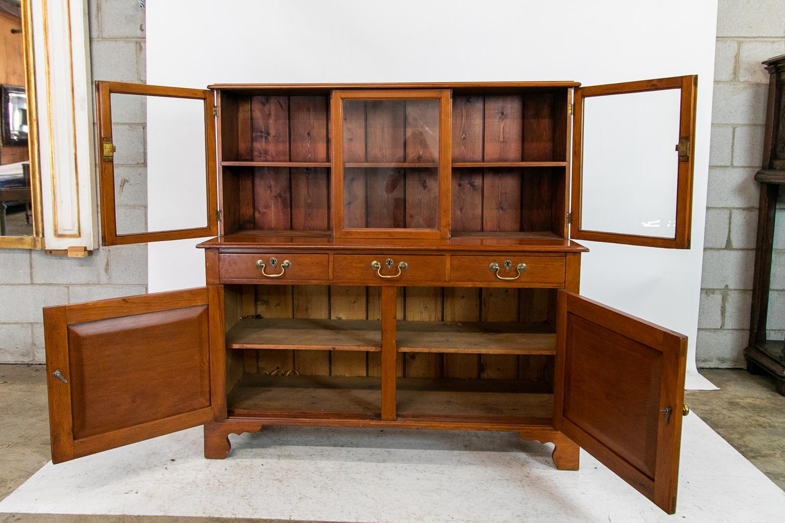 English Pine Step Back Cabinet In Good Condition For Sale In Wilson, NC