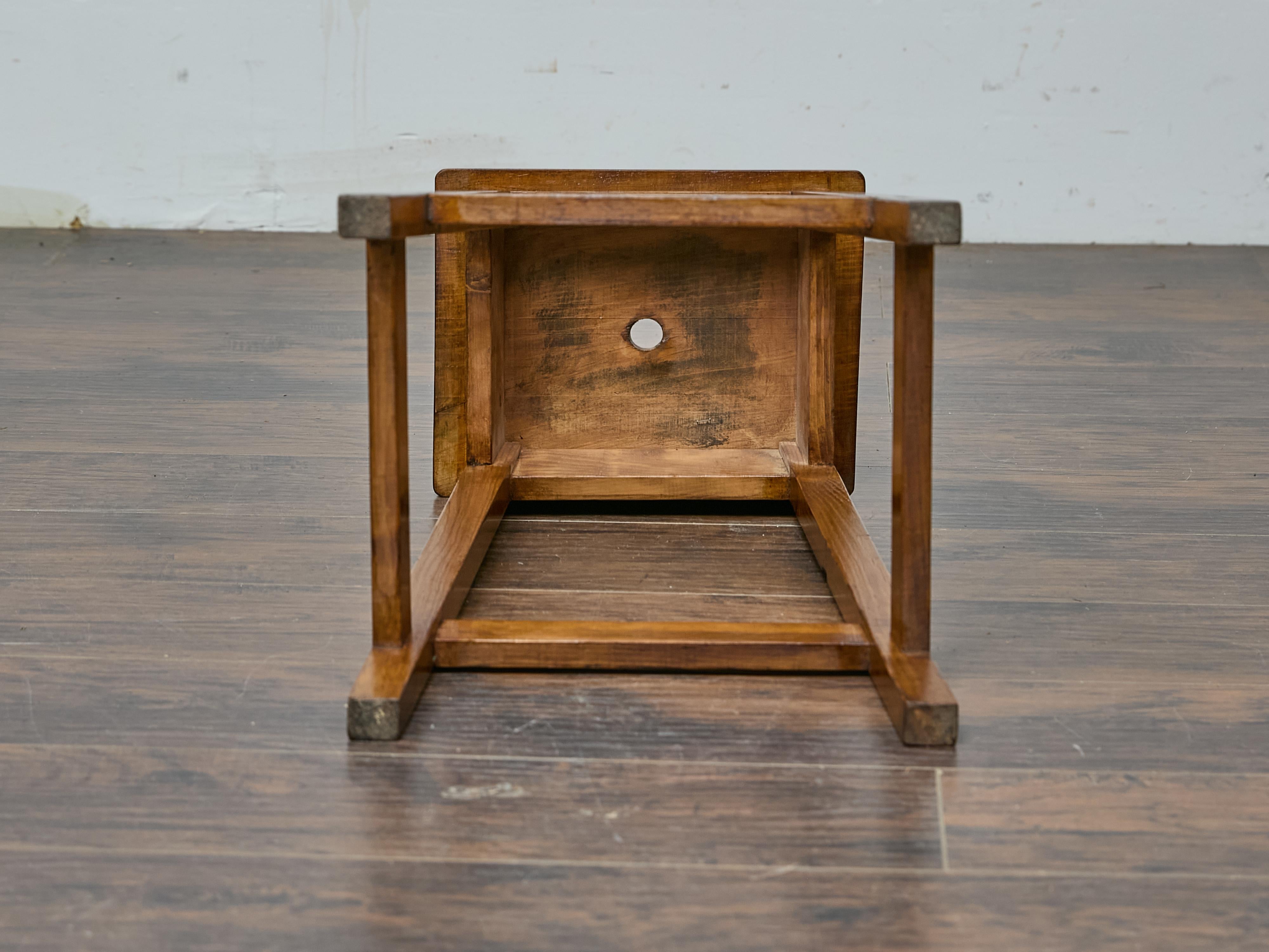 Sgabello inglese in pino con gambe affusolate, 1920-1940 circa in vendita 4