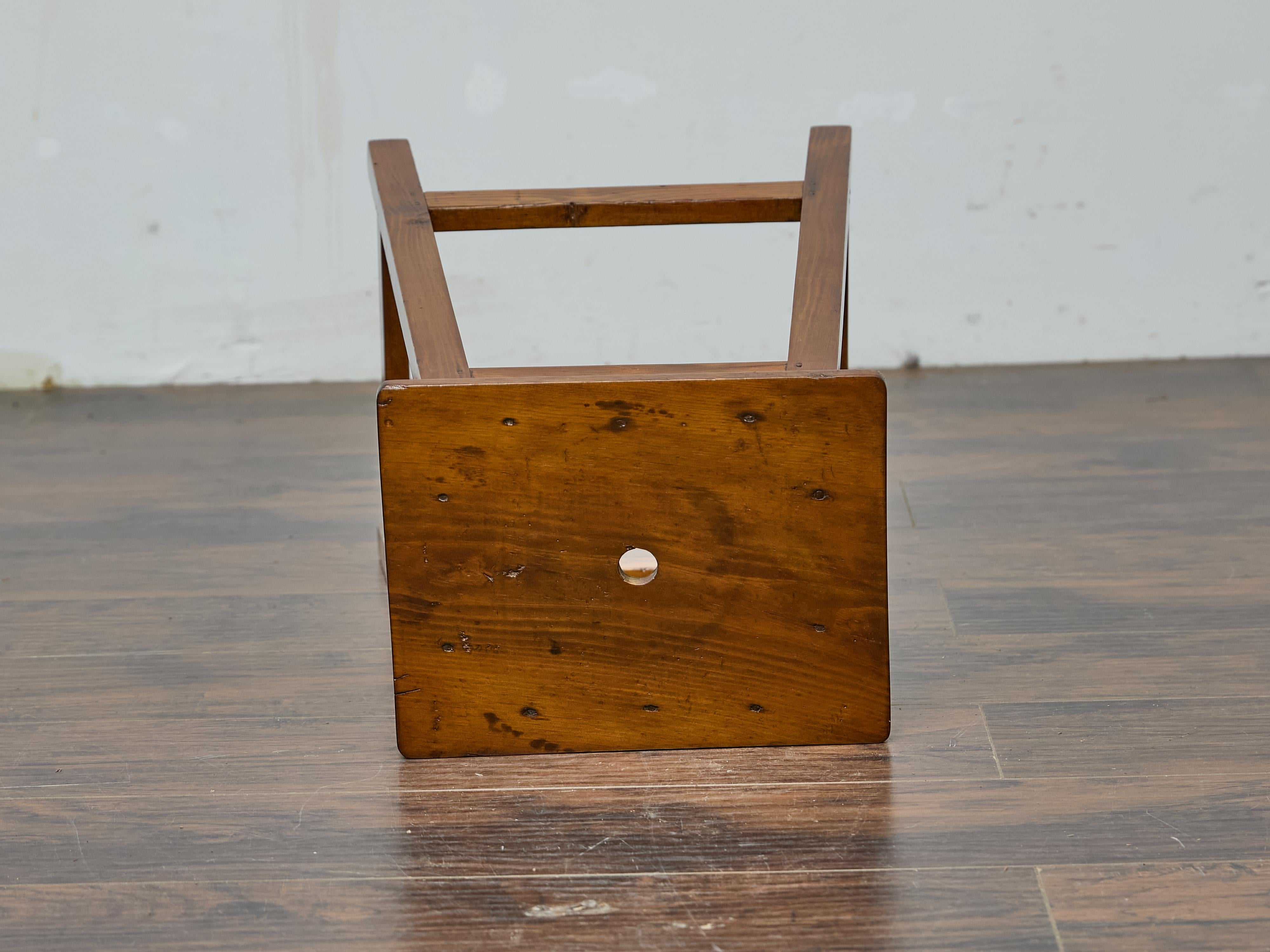 Sgabello inglese in pino con gambe affusolate, 1920-1940 circa in vendita 6