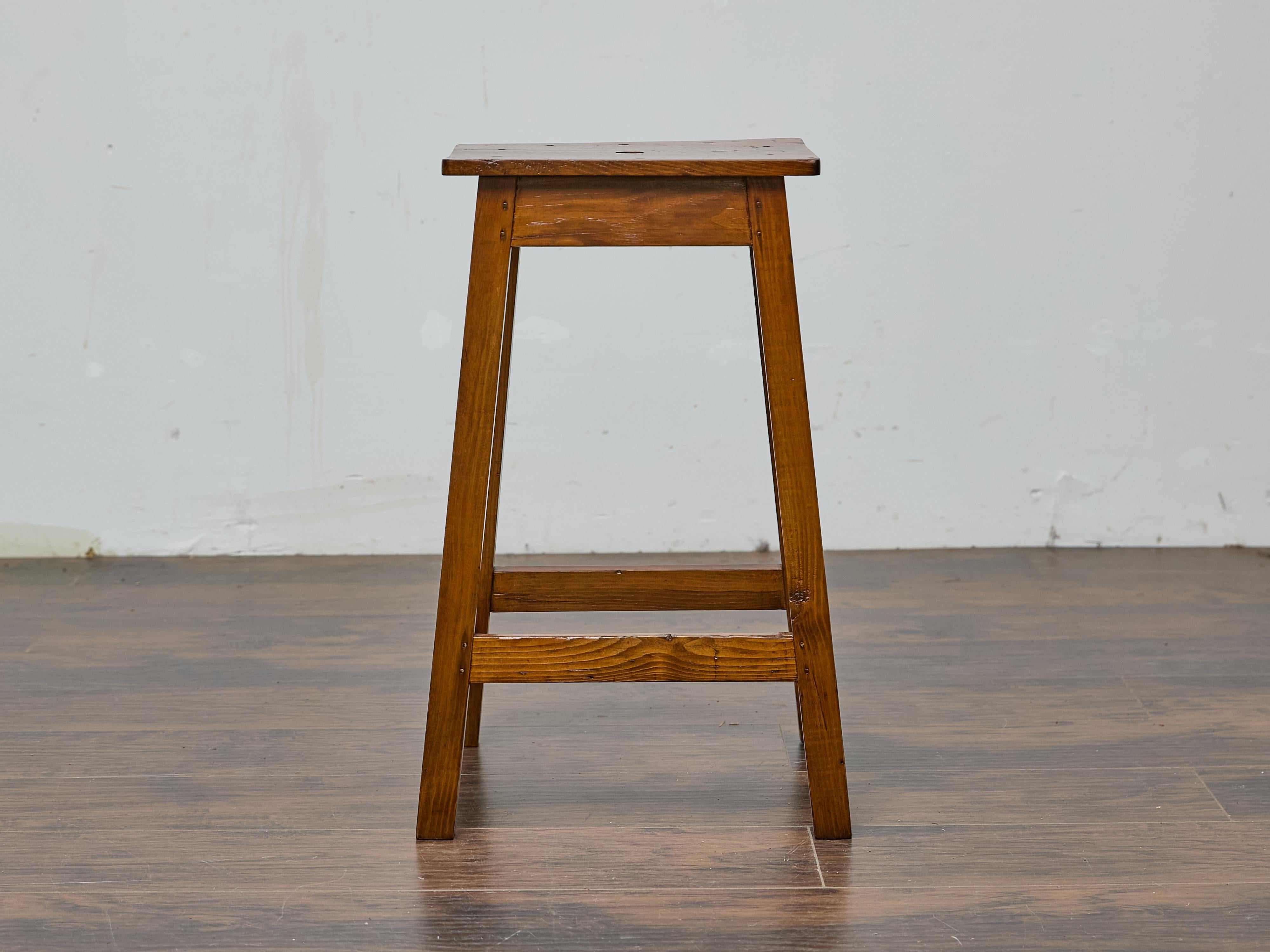 Sgabello inglese in pino con gambe affusolate, 1920-1940 circa in vendita 7