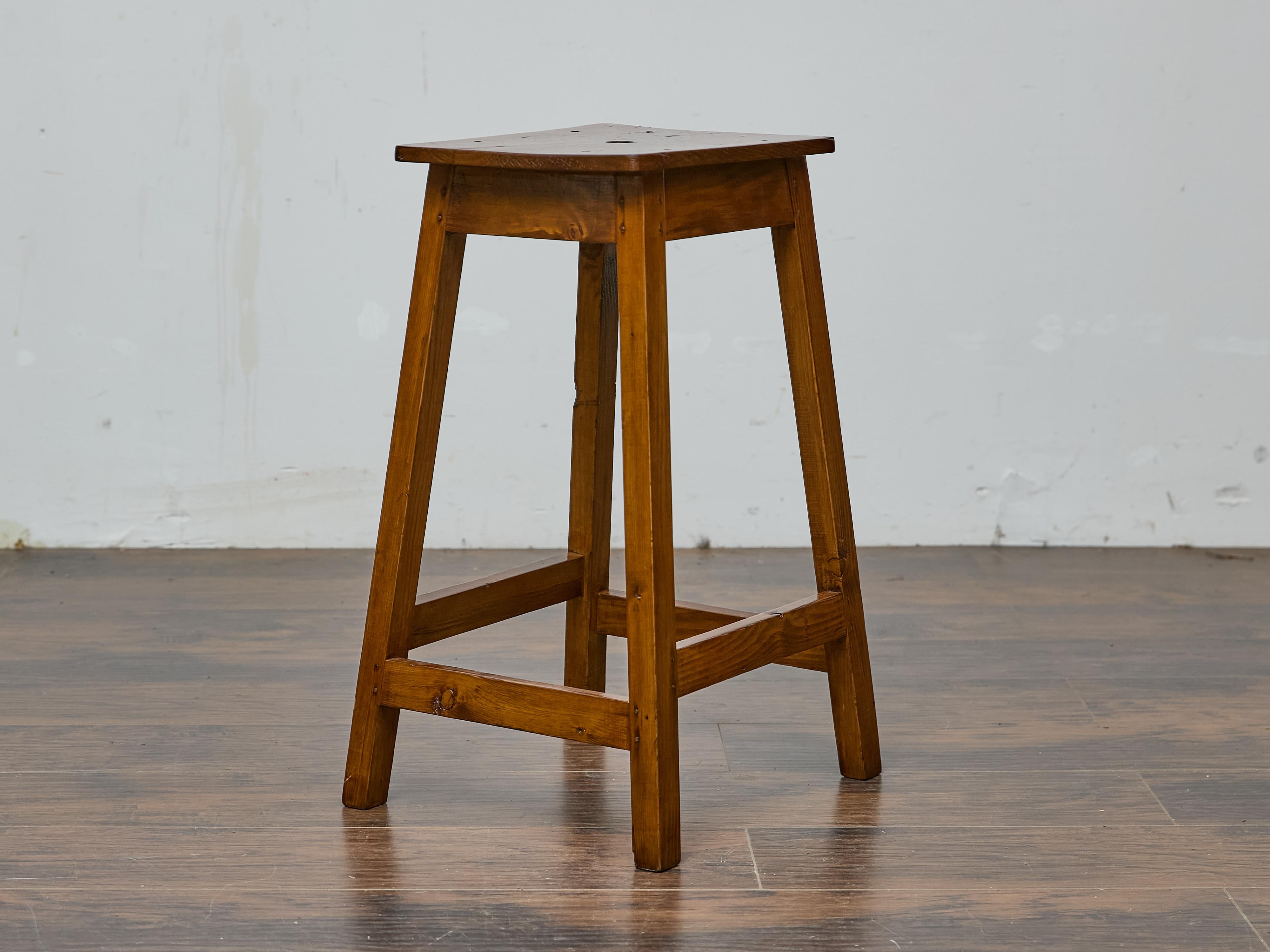 Inglese Sgabello inglese in pino con gambe affusolate, 1920-1940 circa in vendita