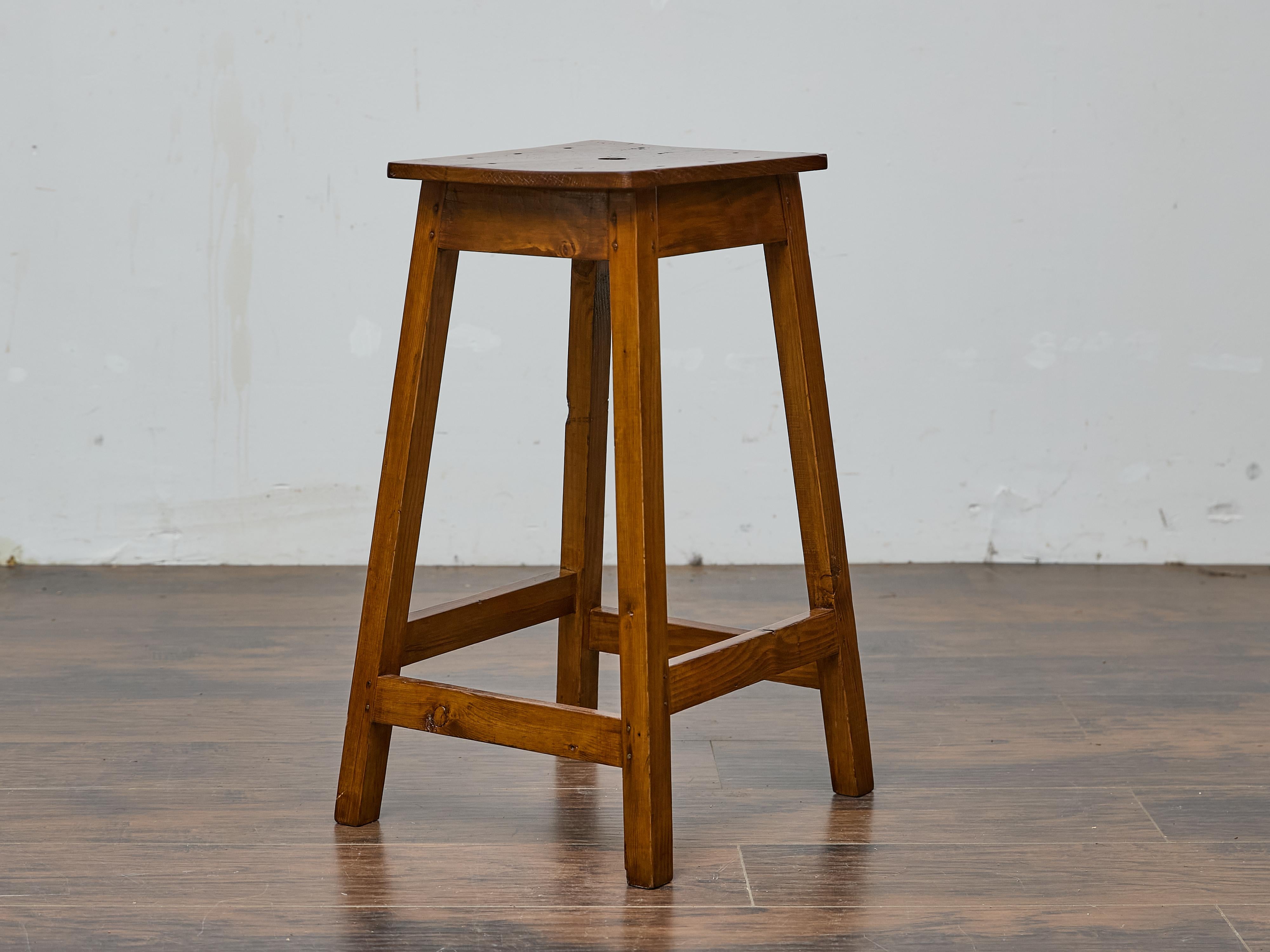 Sgabello inglese in pino con gambe affusolate, 1920-1940 circa In condizioni buone in vendita a Atlanta, GA