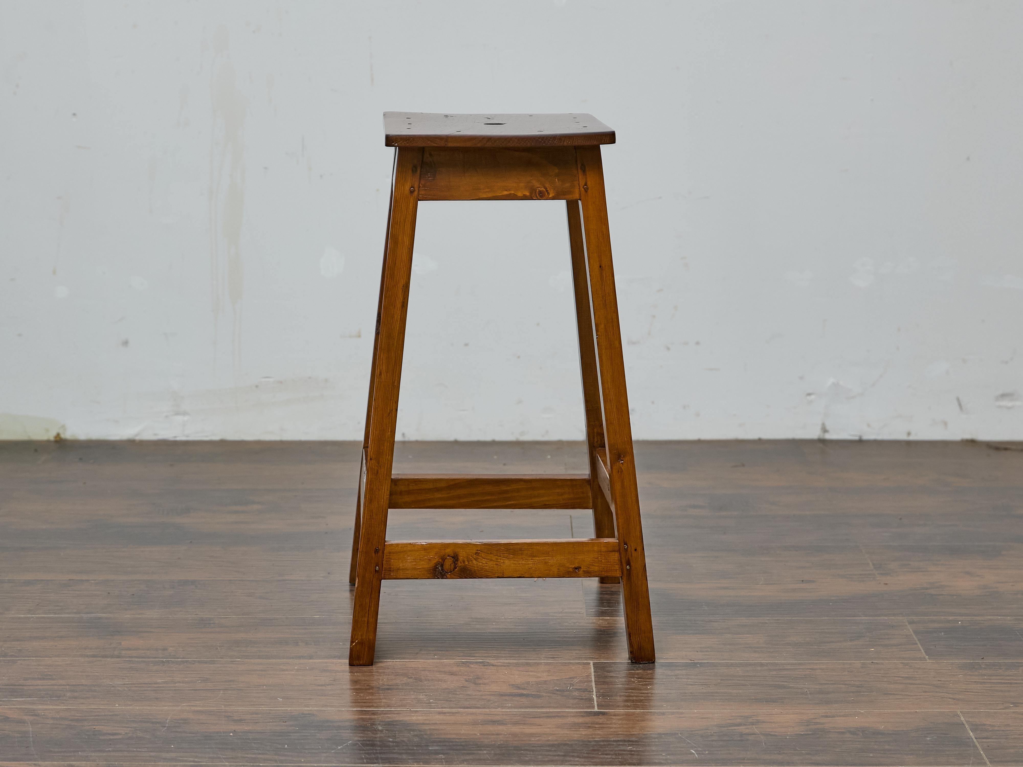 XX secolo Sgabello inglese in pino con gambe affusolate, 1920-1940 circa in vendita