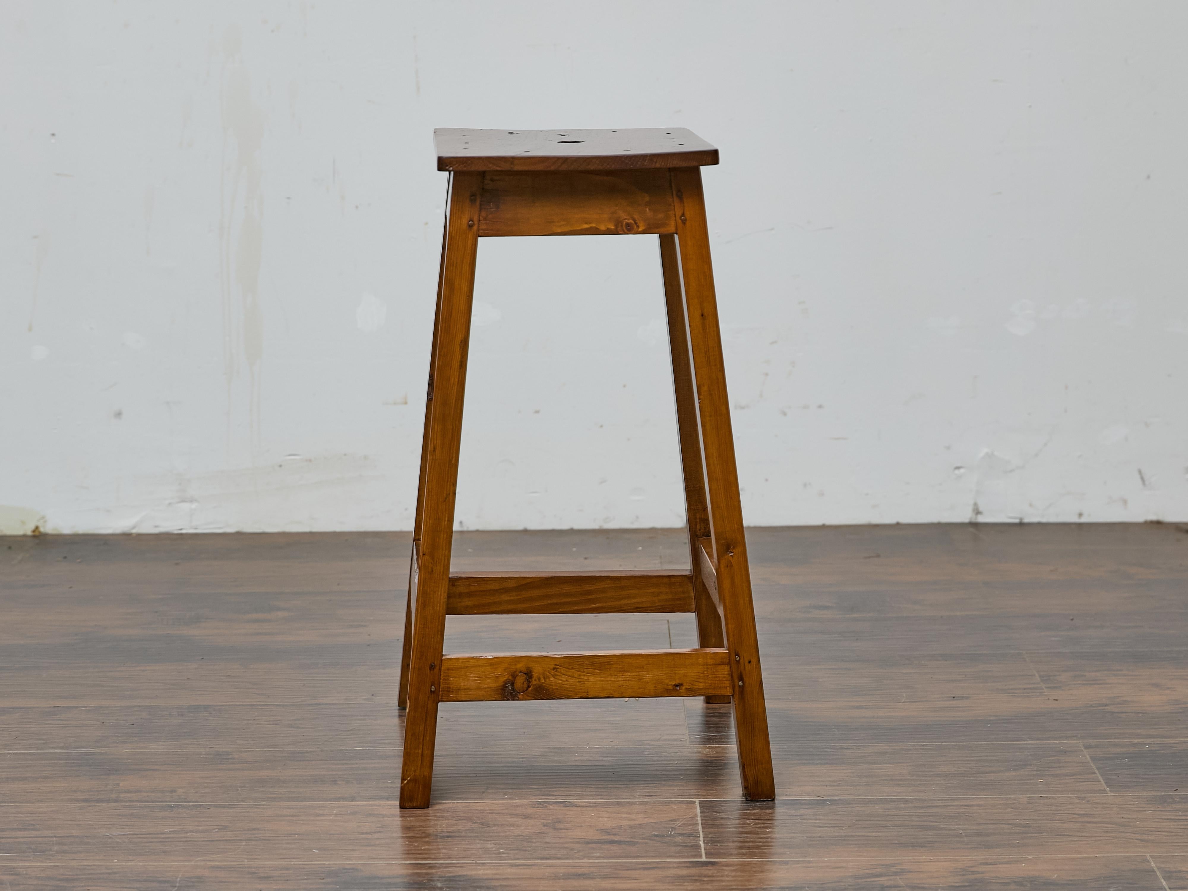 Pino Sgabello inglese in pino con gambe affusolate, 1920-1940 circa in vendita