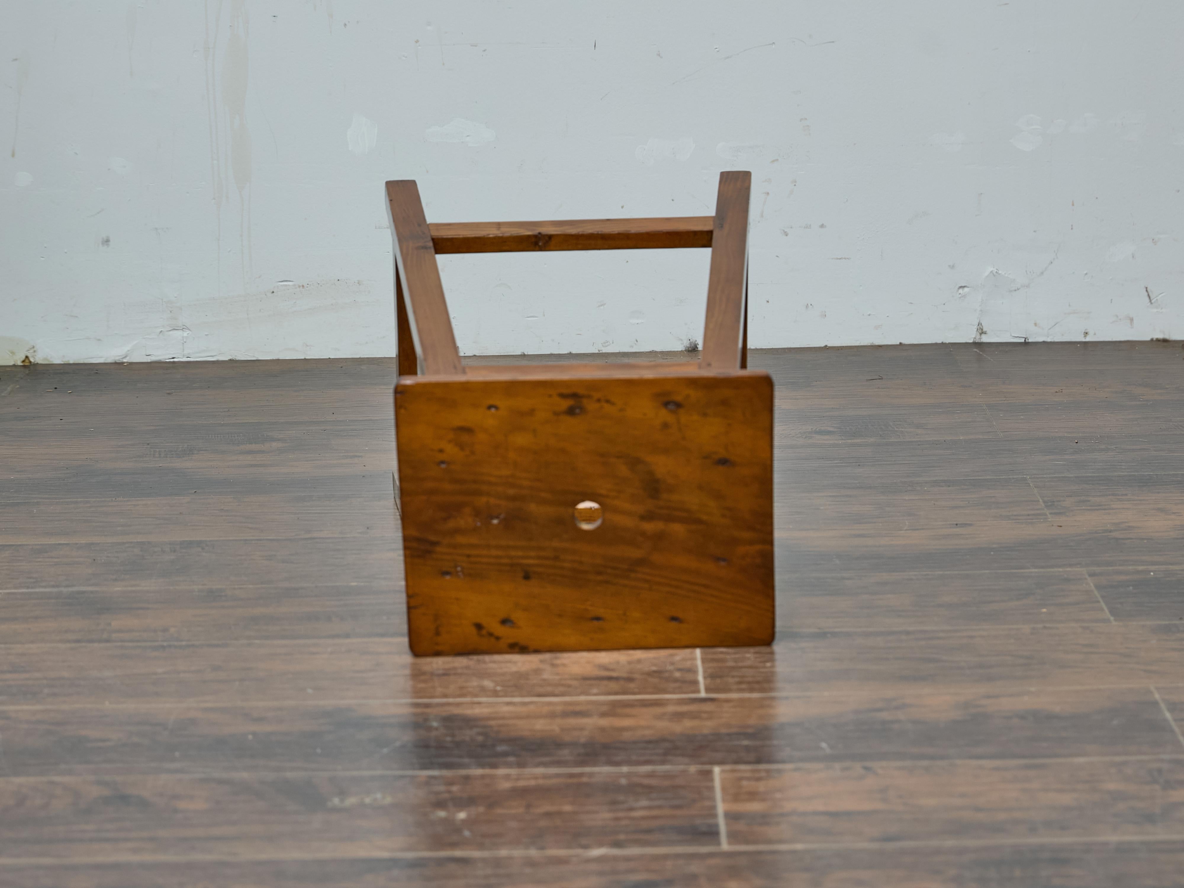 Sgabello inglese in pino con gambe affusolate, 1920-1940 circa in vendita 1