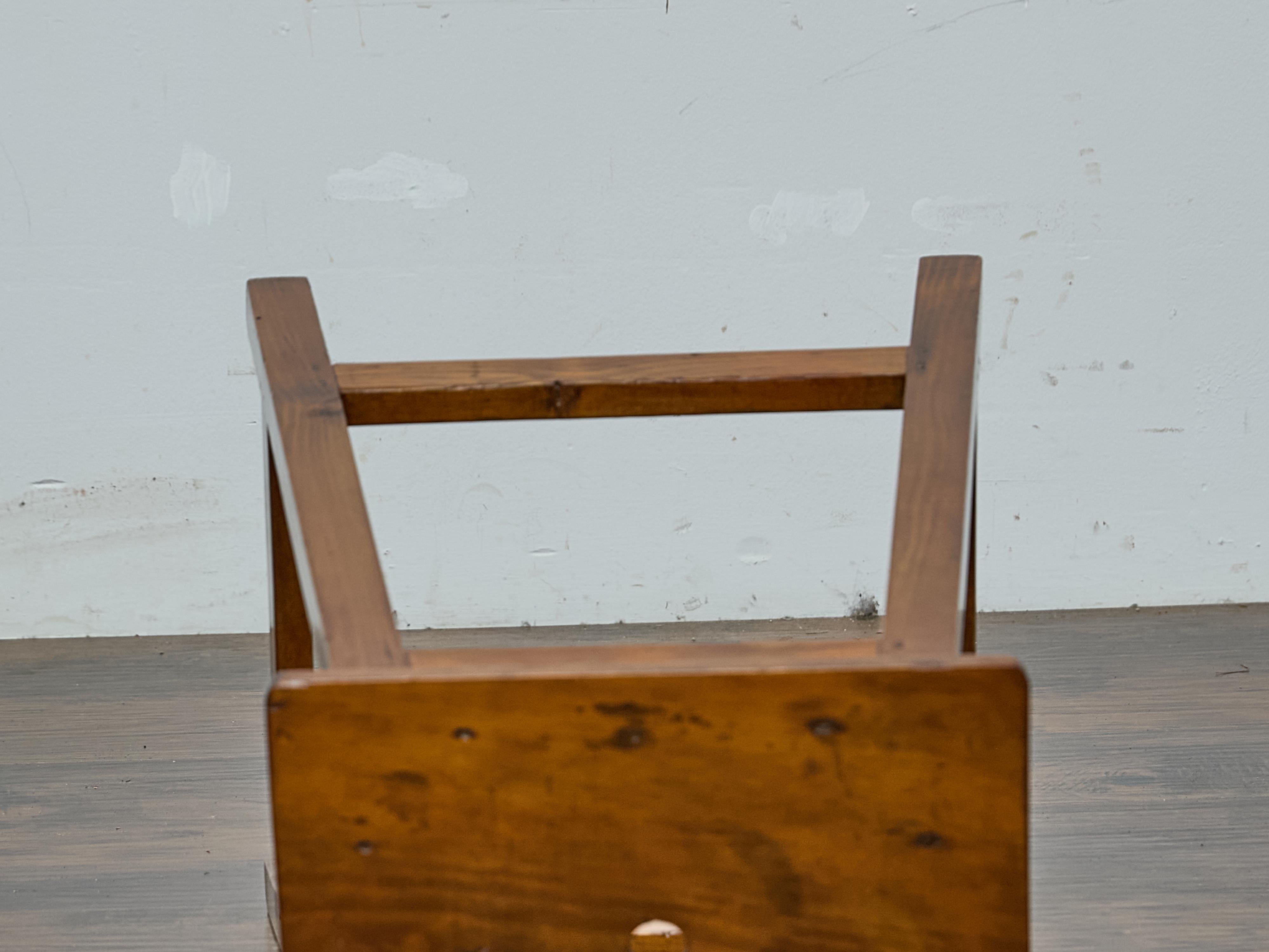 Sgabello inglese in pino con gambe affusolate, 1920-1940 circa in vendita 2