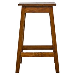 Taburete inglés de pino con patas cónicas, hacia 1920-1940