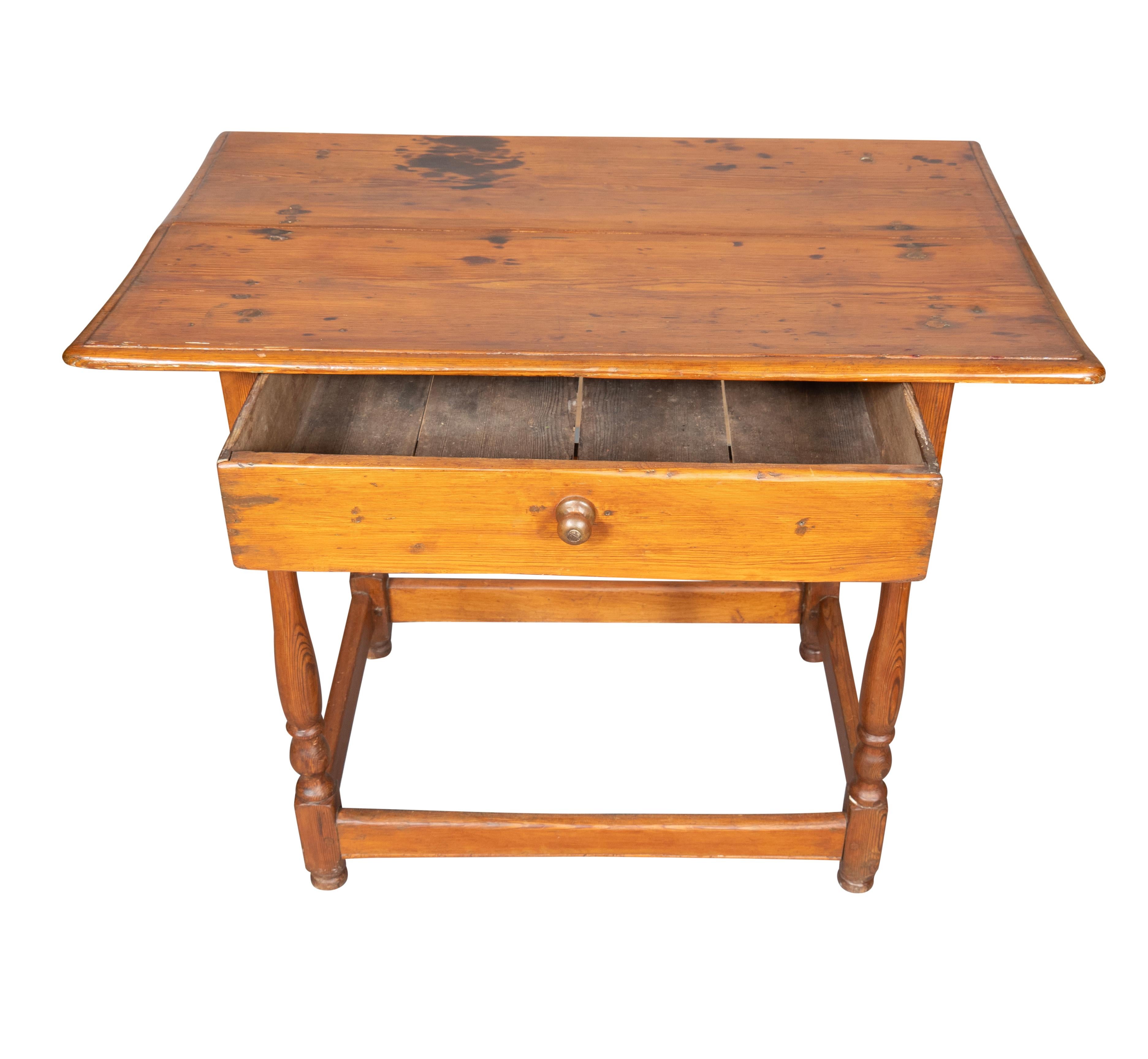 Anglais Table de taverne en pin anglais en vente