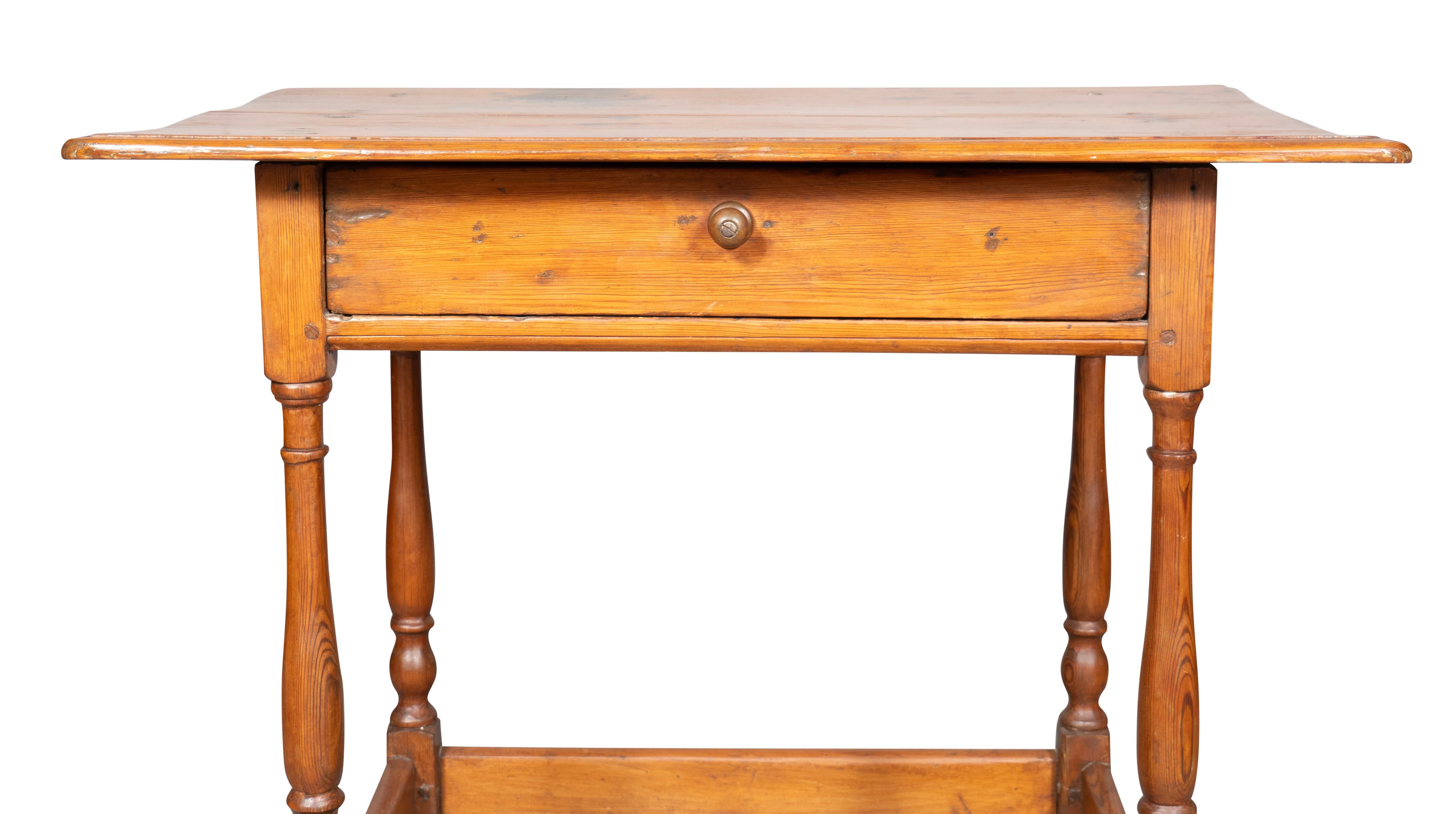 Table de taverne en pin anglais Bon état - En vente à Essex, MA