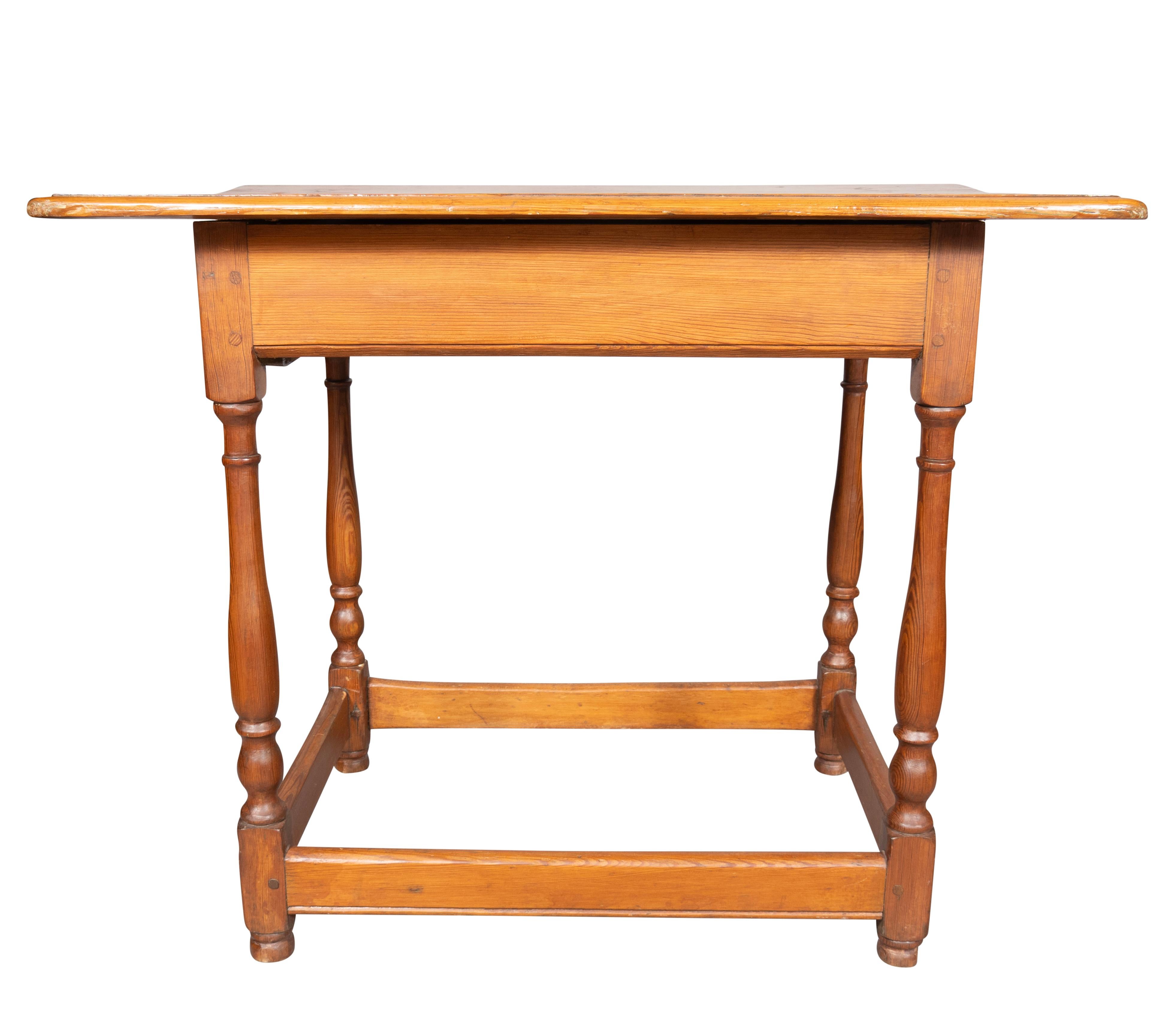Table de taverne en pin anglais en vente 1