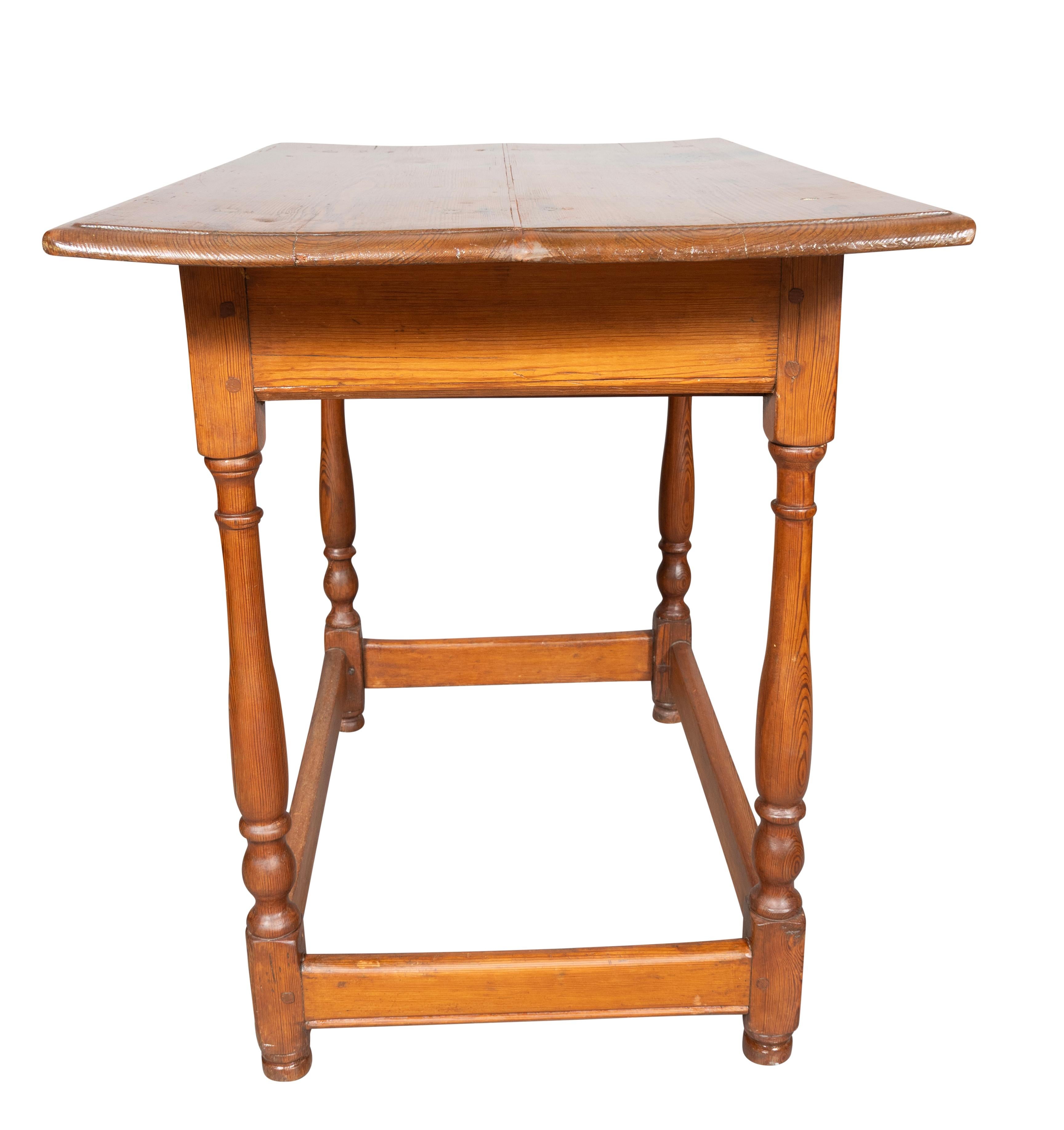Table de taverne en pin anglais en vente 2