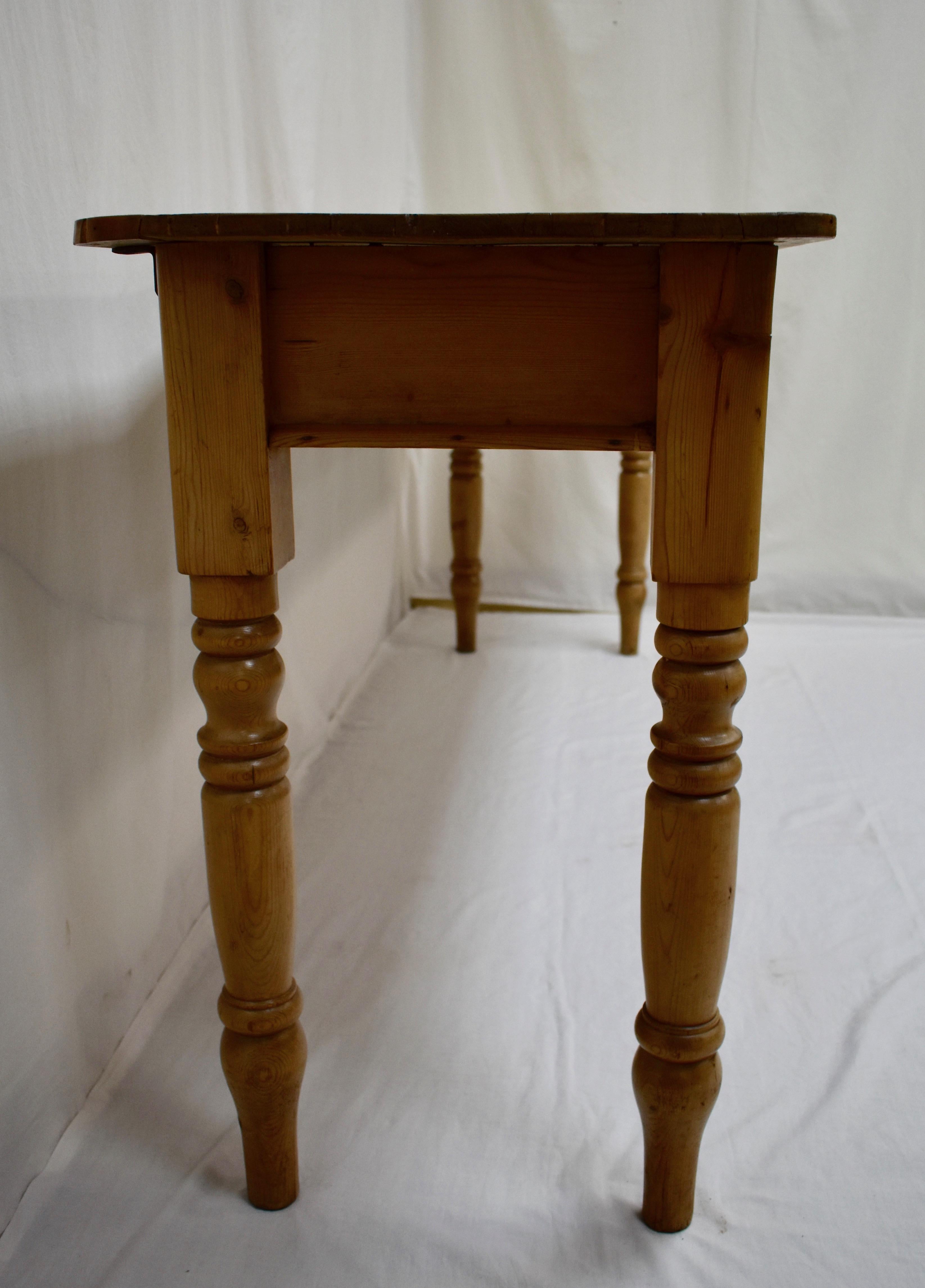 English Pine Turned Leg Side Table In Good Condition In Baltimore, MD
