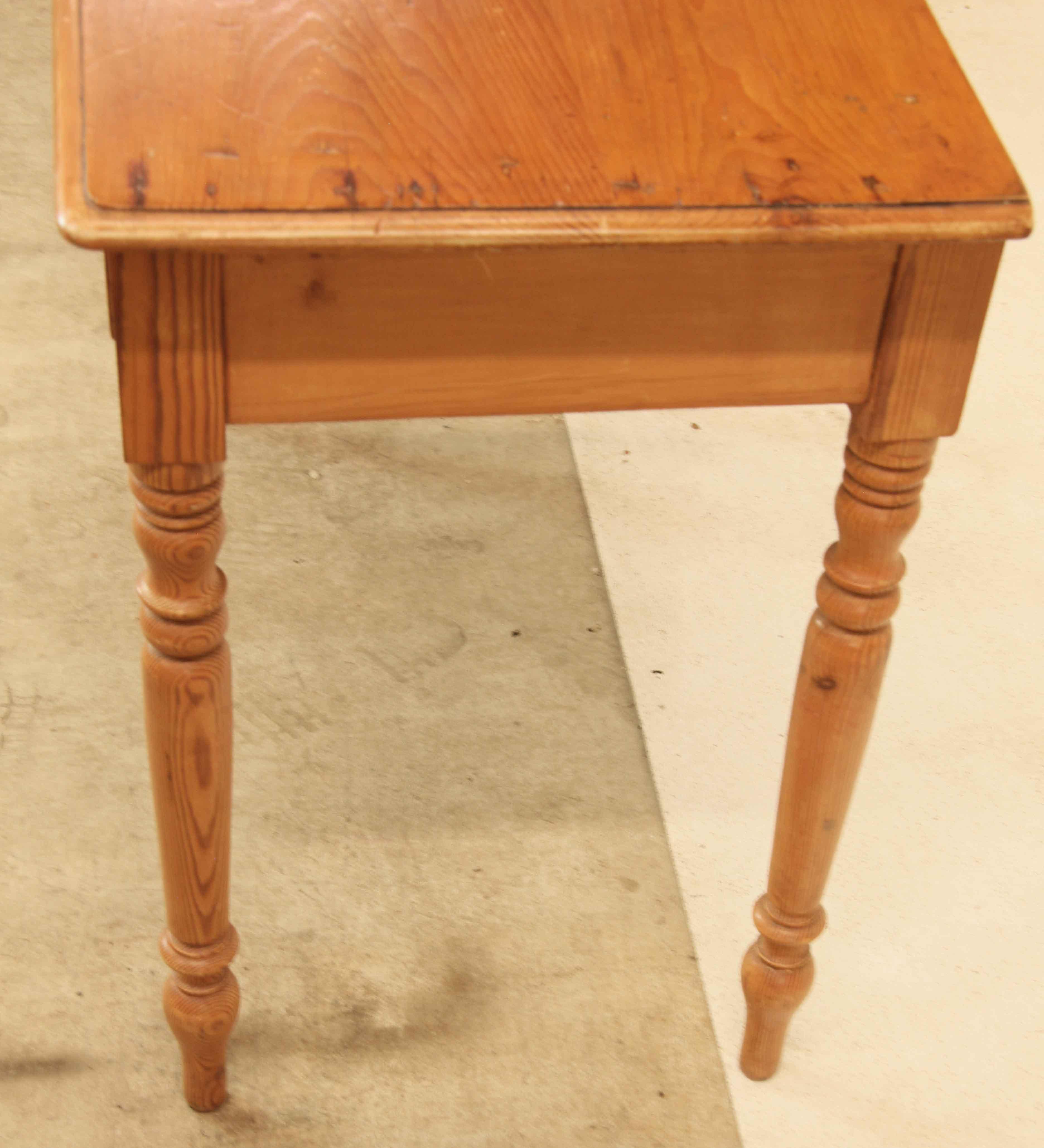 Mesa auxiliar de dos cajones de pino inglés Inglés en venta