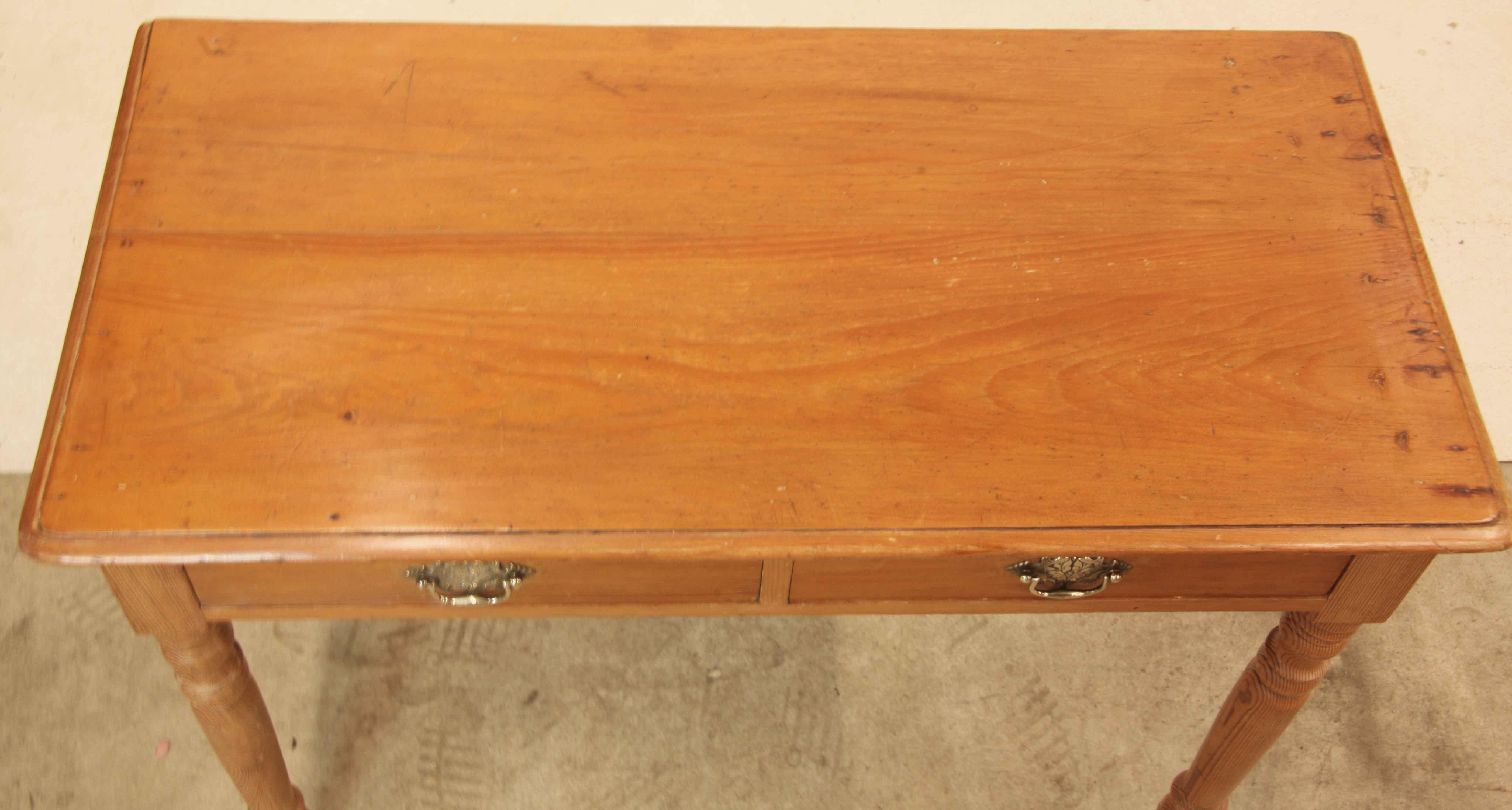 Mesa auxiliar de dos cajones de pino inglés Transformado en venta