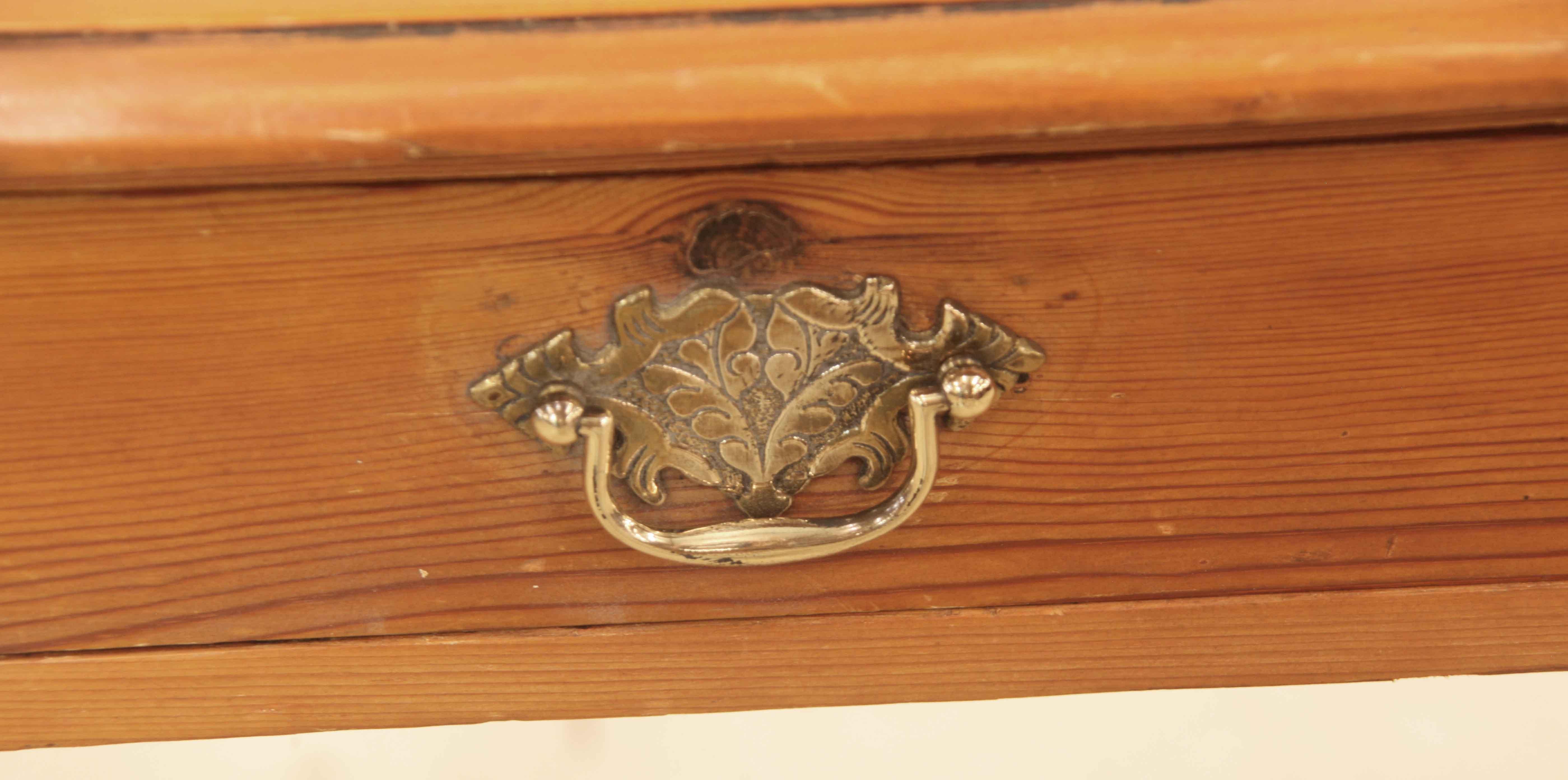 Mesa auxiliar de dos cajones de pino inglés en Bueno estado para la venta en Wilson, NC