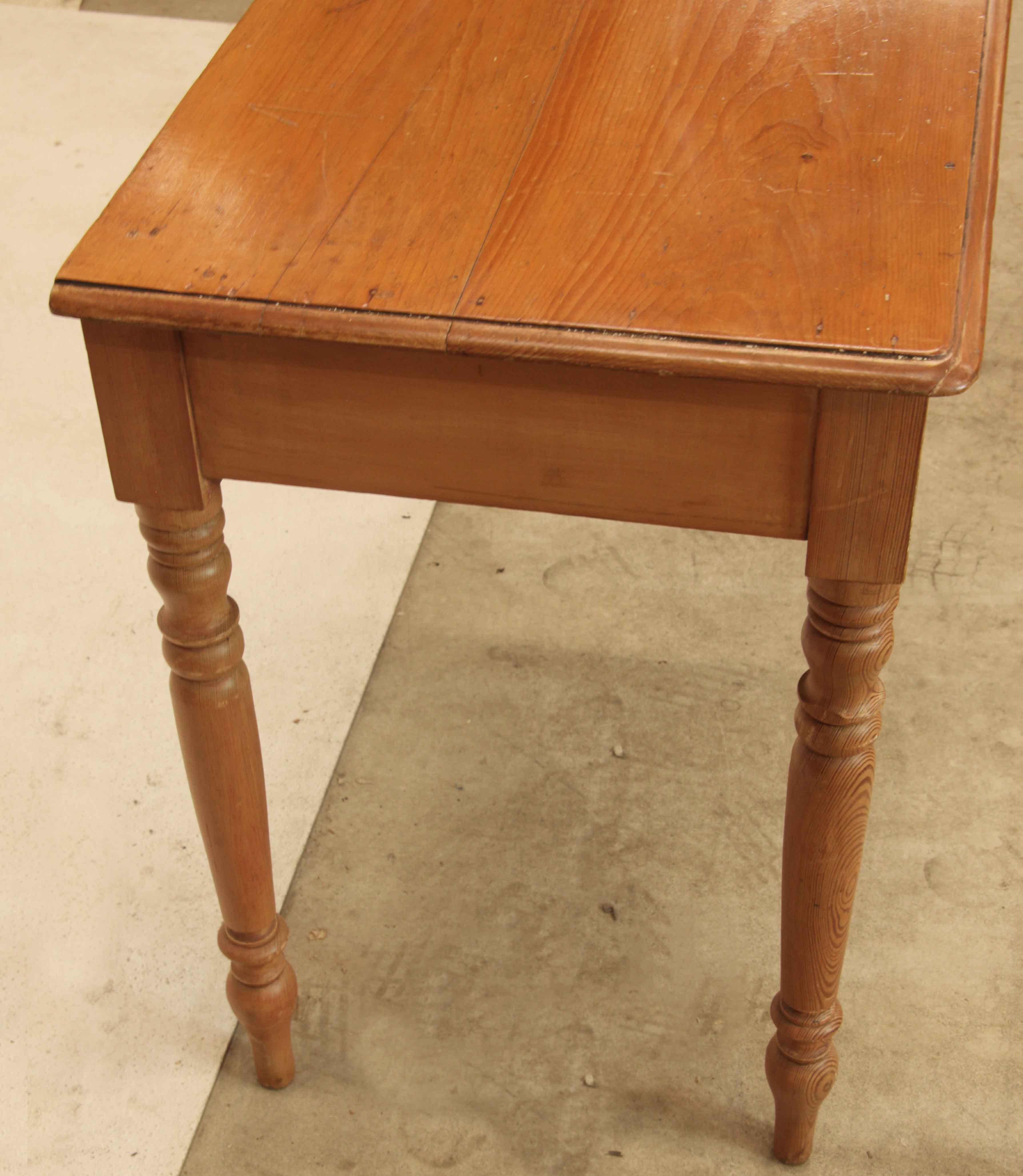 Mesa auxiliar de dos cajones de pino inglés Mediados del siglo XIX en venta