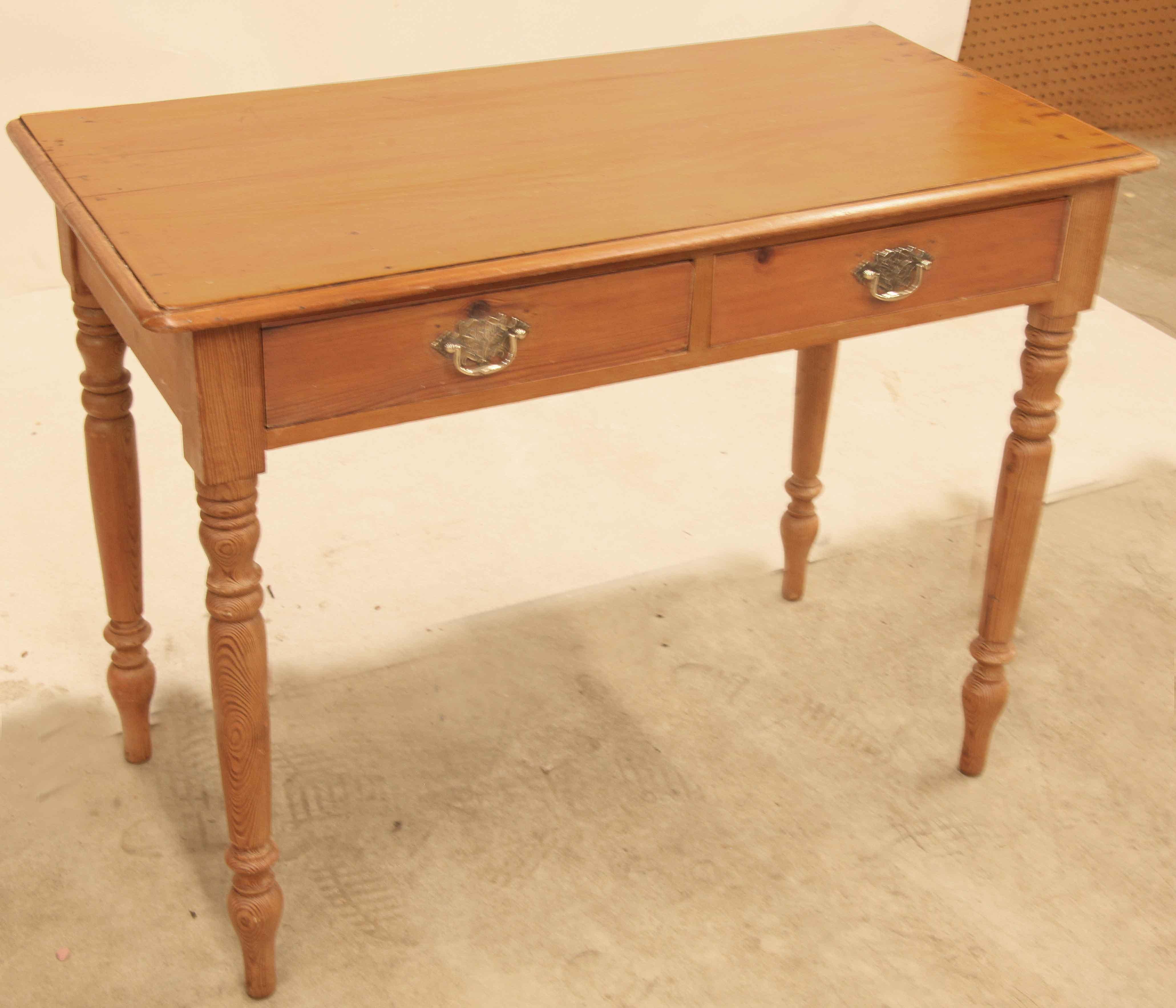 Mesa auxiliar de dos cajones de pino inglés Latón en venta