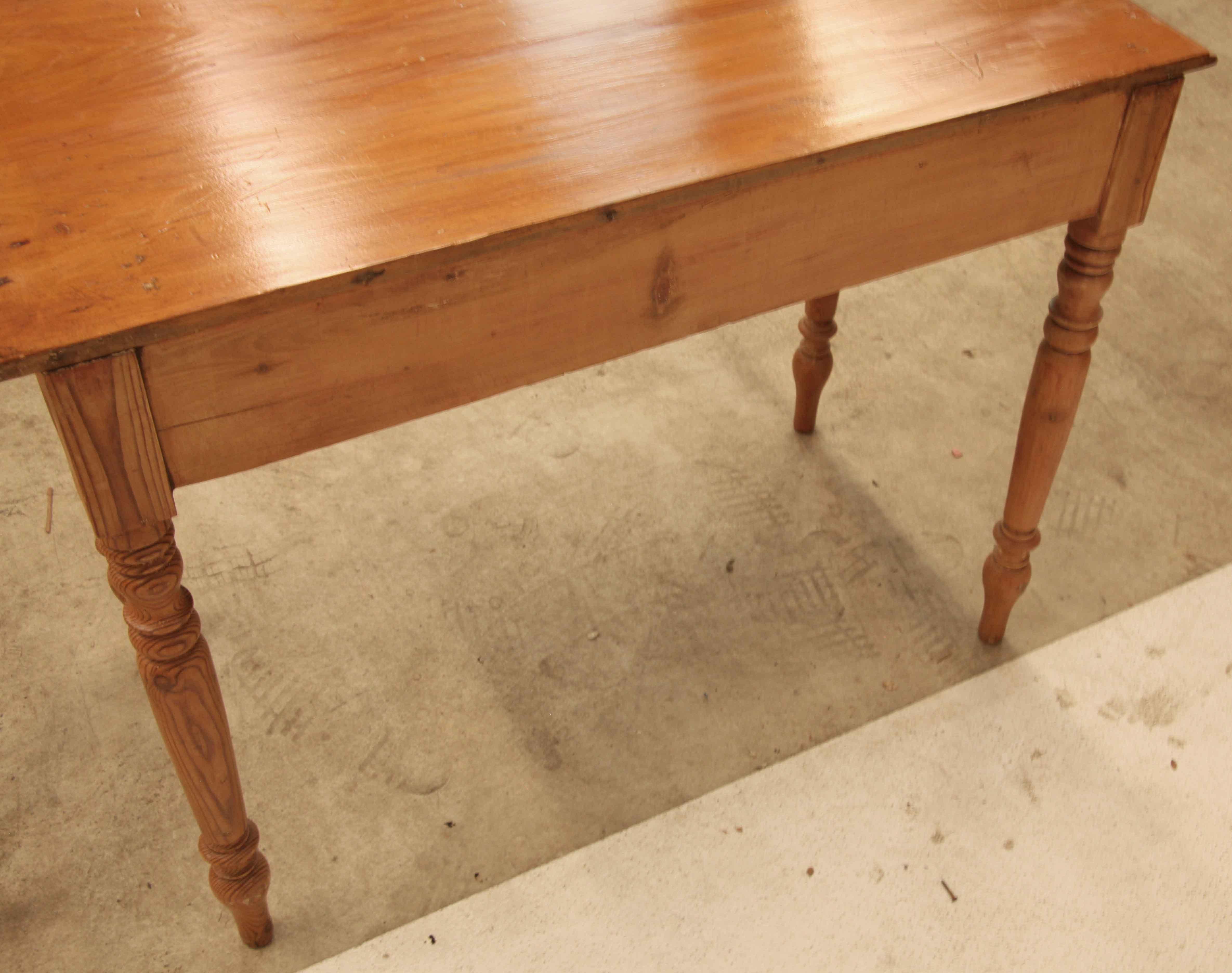 Mesa auxiliar de dos cajones de pino inglés en venta 1
