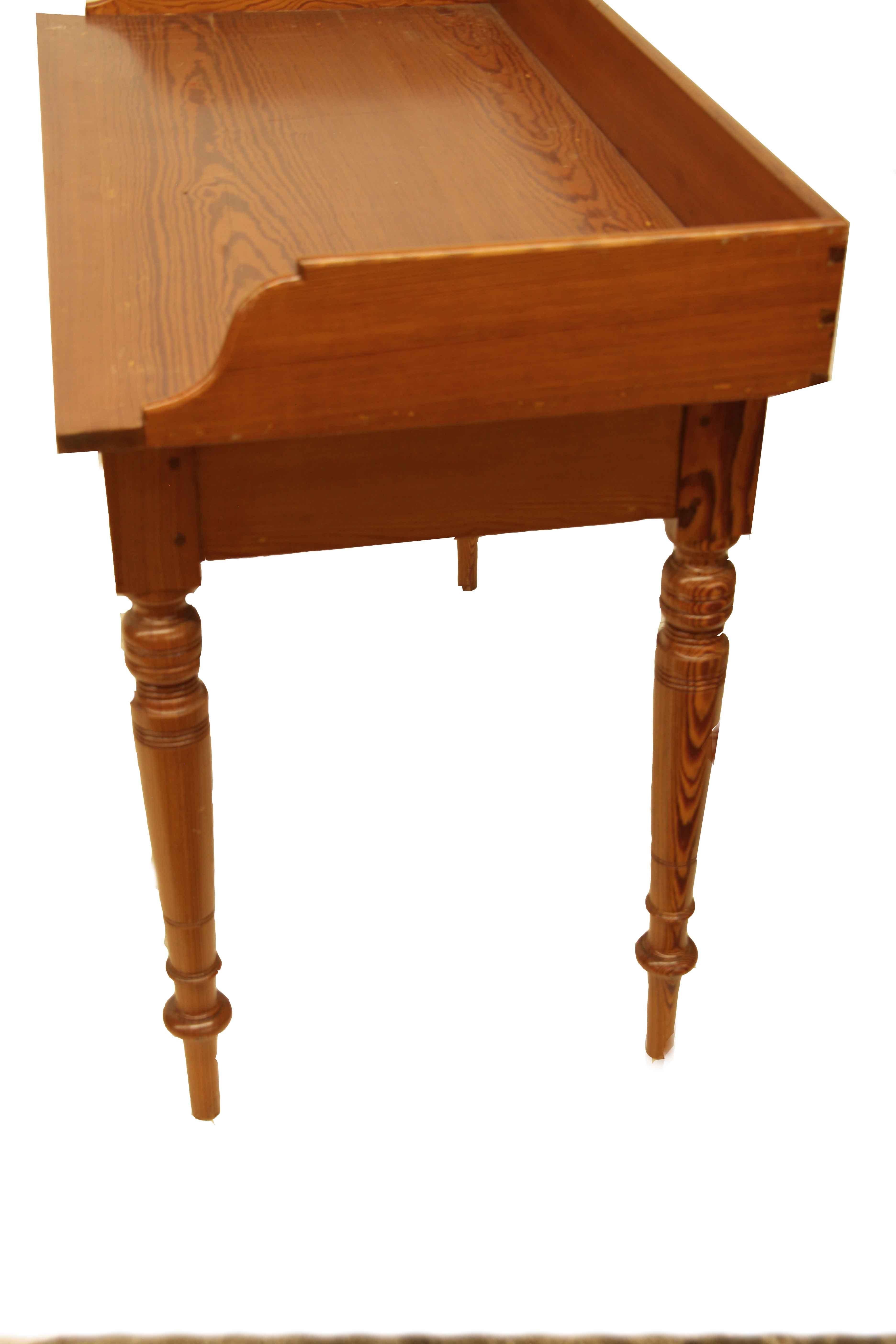 Anglais Table à deux tiroirs en pin anglais en vente