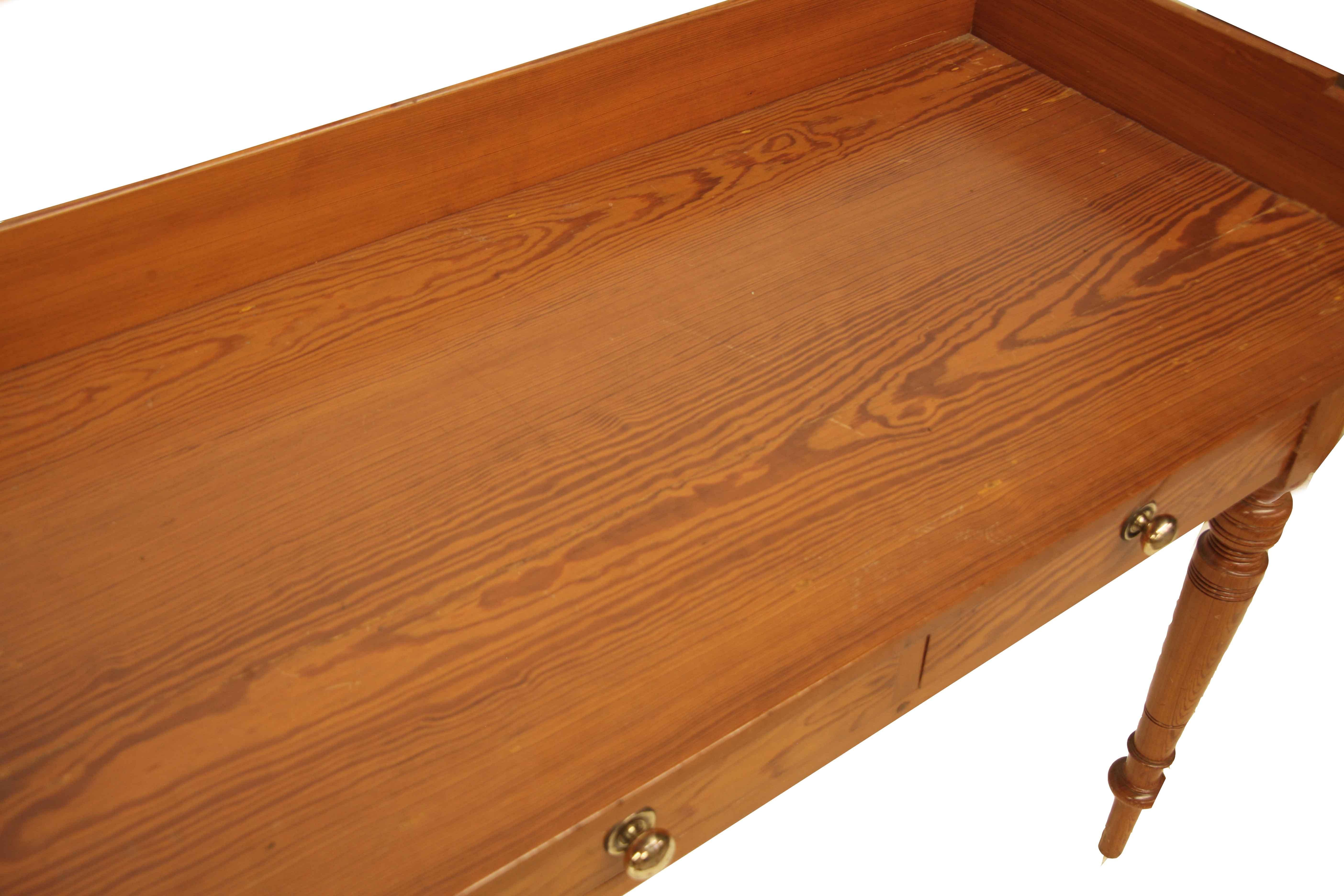 Fin du XIXe siècle Table à deux tiroirs en pin anglais en vente