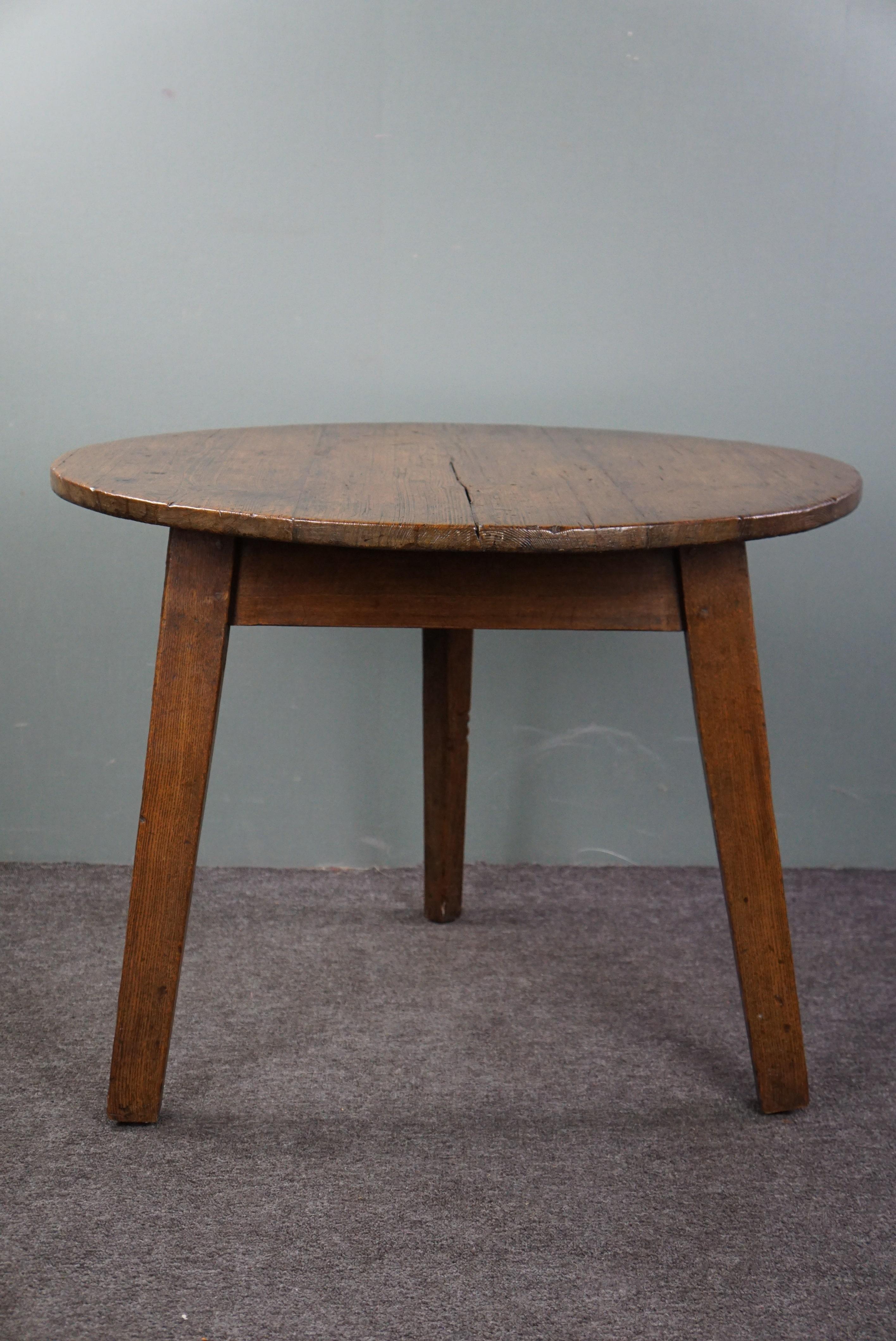 English pinewood Cricket table, late 18th century, country chic In Good Condition For Sale In Harderwijk, NL