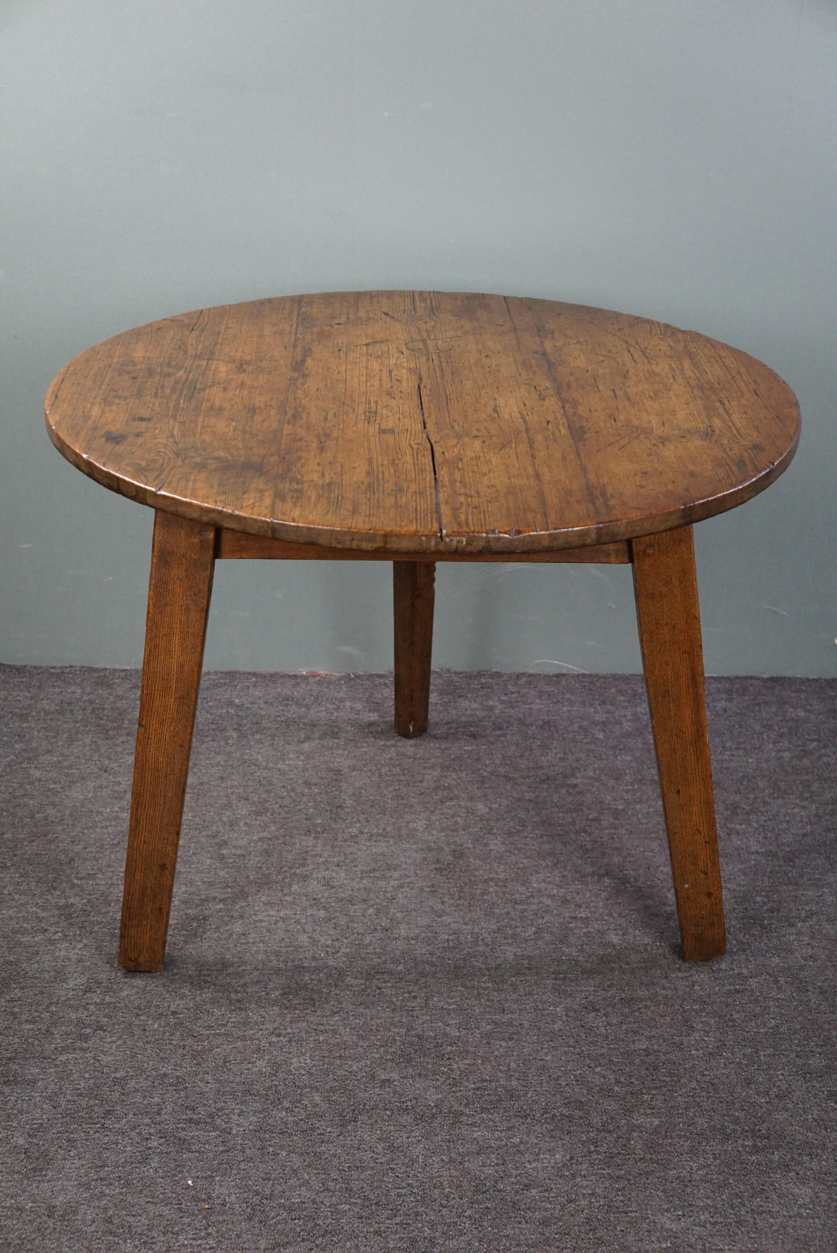 18th Century English pinewood Cricket table, late 18th century, country chic For Sale