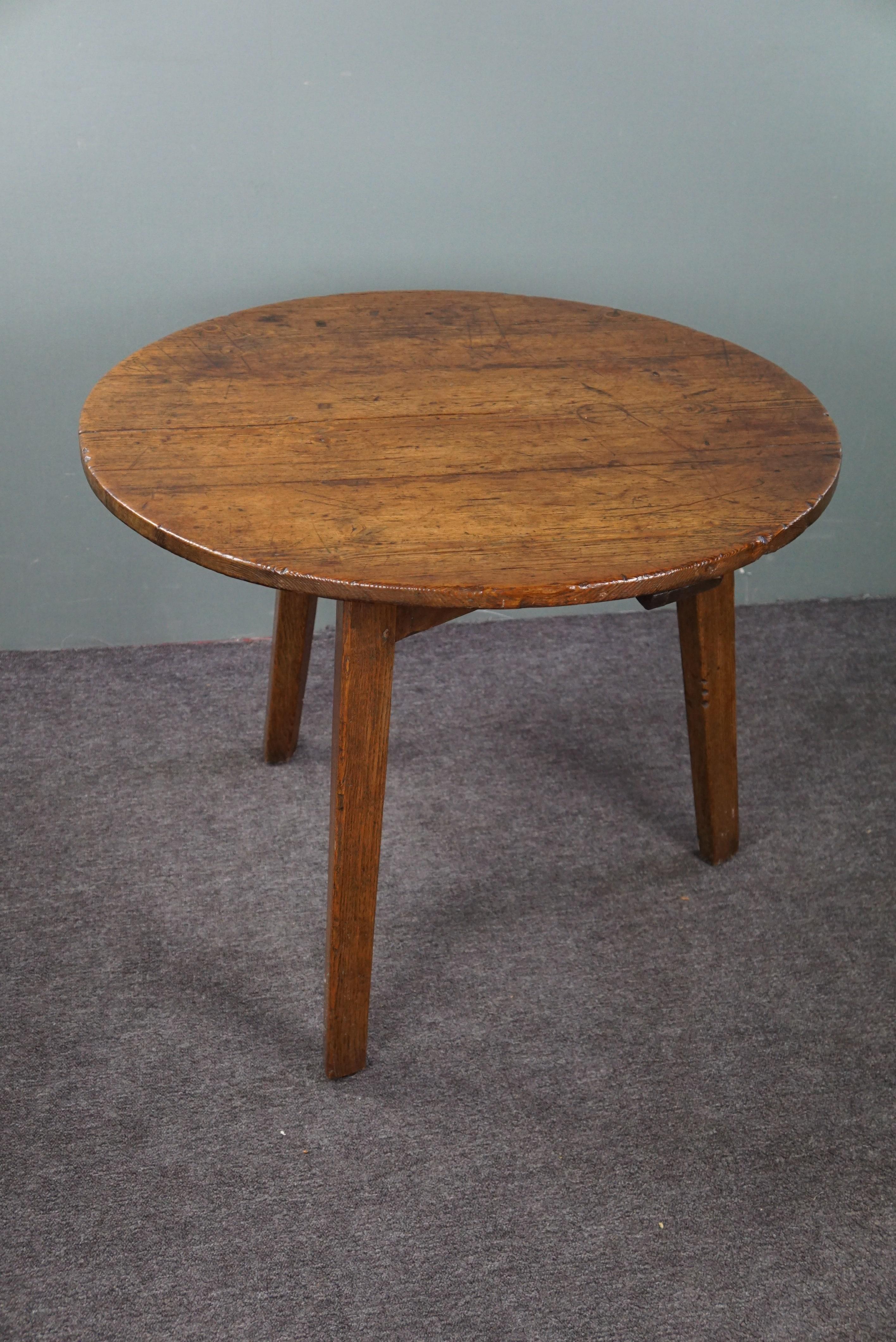 Wood English pinewood Cricket table, late 18th century, country chic For Sale