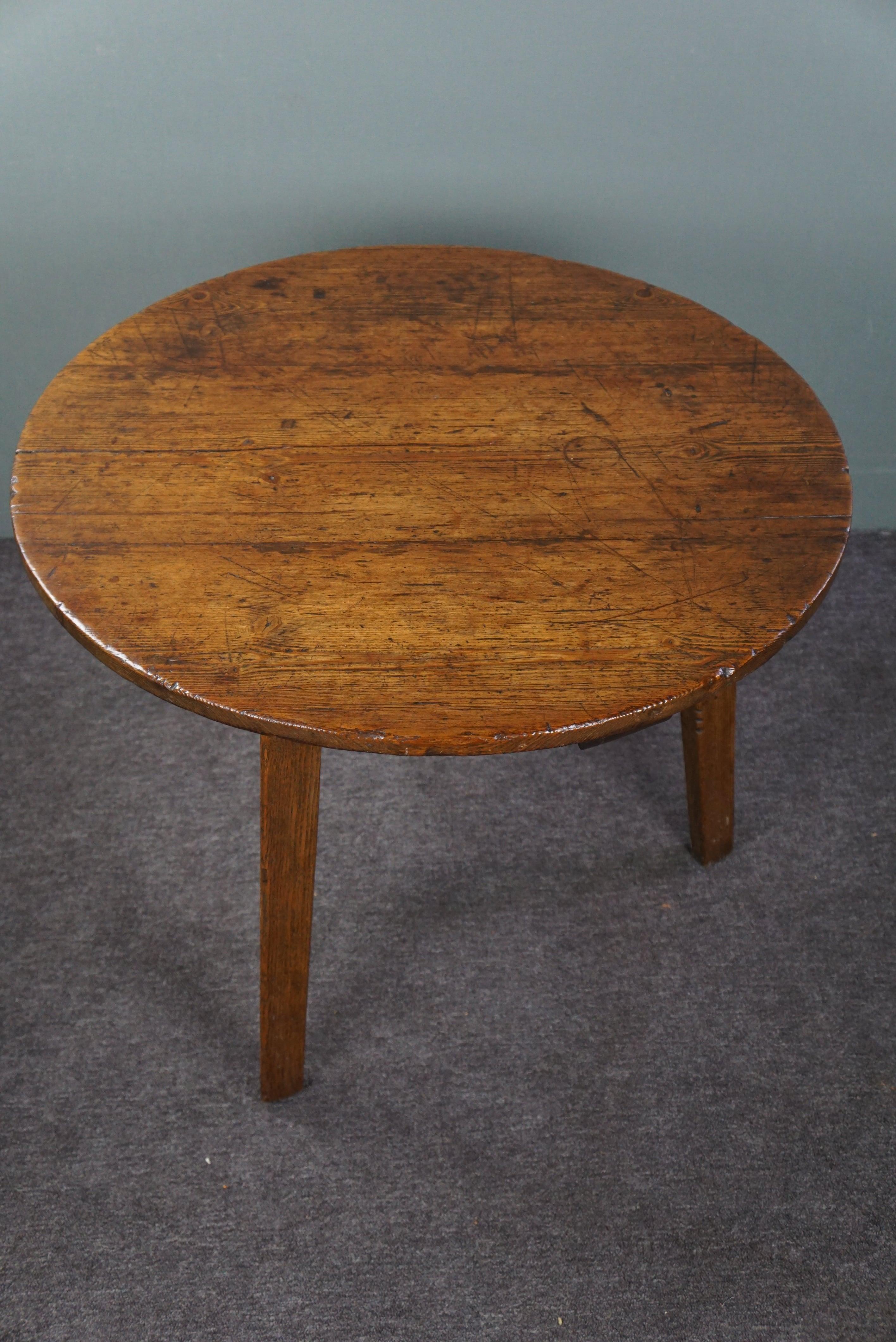 English pinewood Cricket table, late 18th century, country chic For Sale 1
