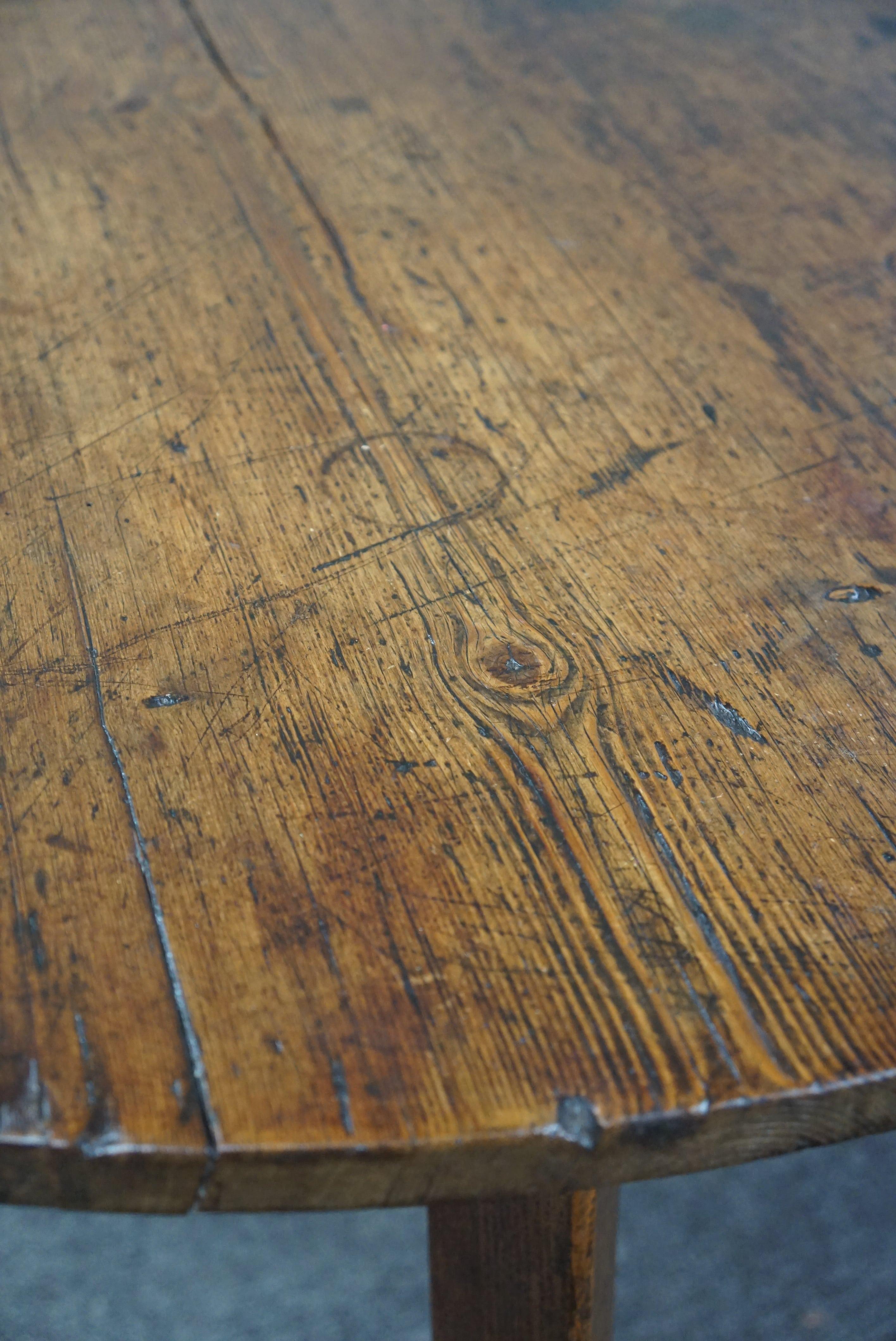 English pinewood Cricket table, late 18th century, country chic For Sale 3