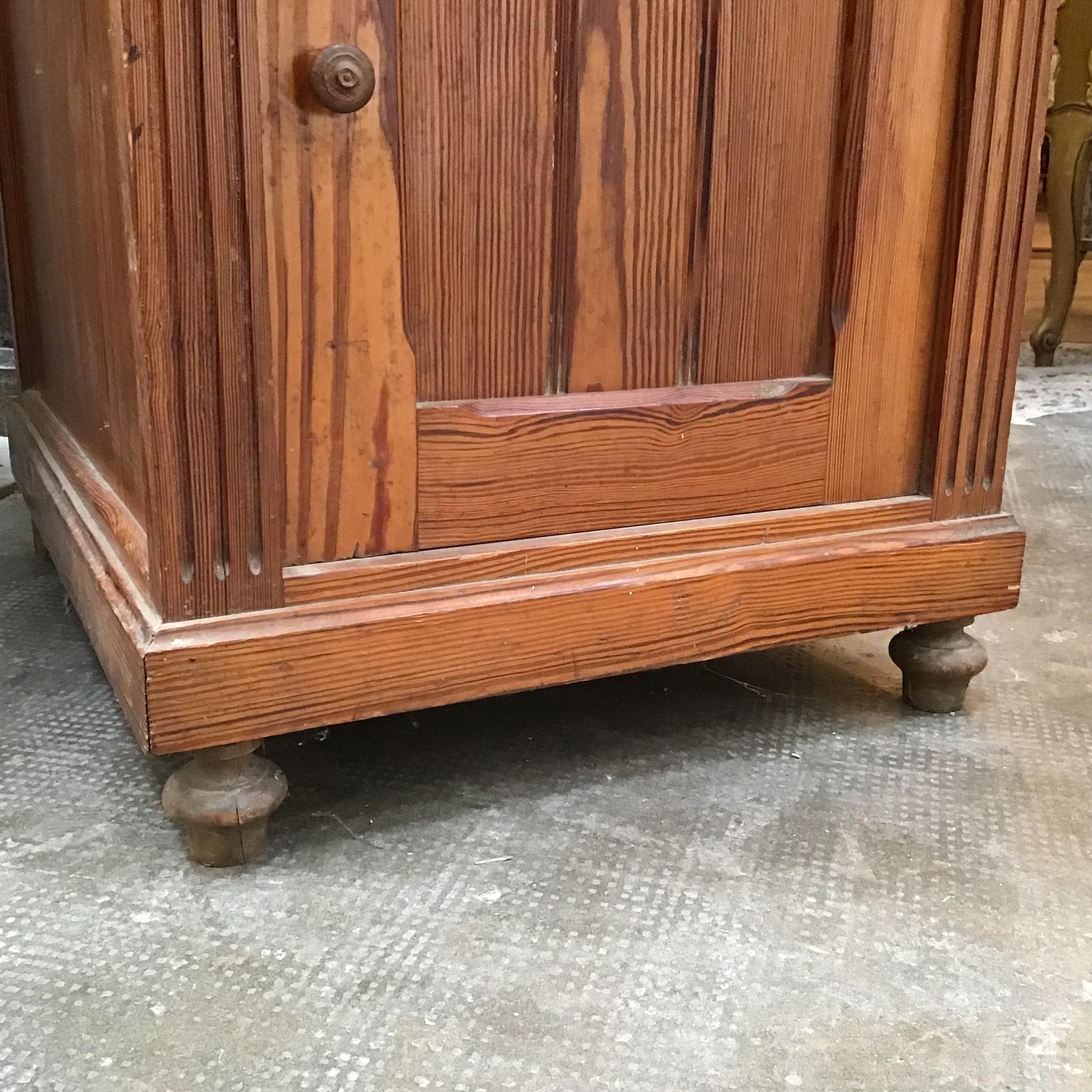 English Pitch Pine with Carrara Marble Top Sink and Water Tank from 20th Century For Sale 7