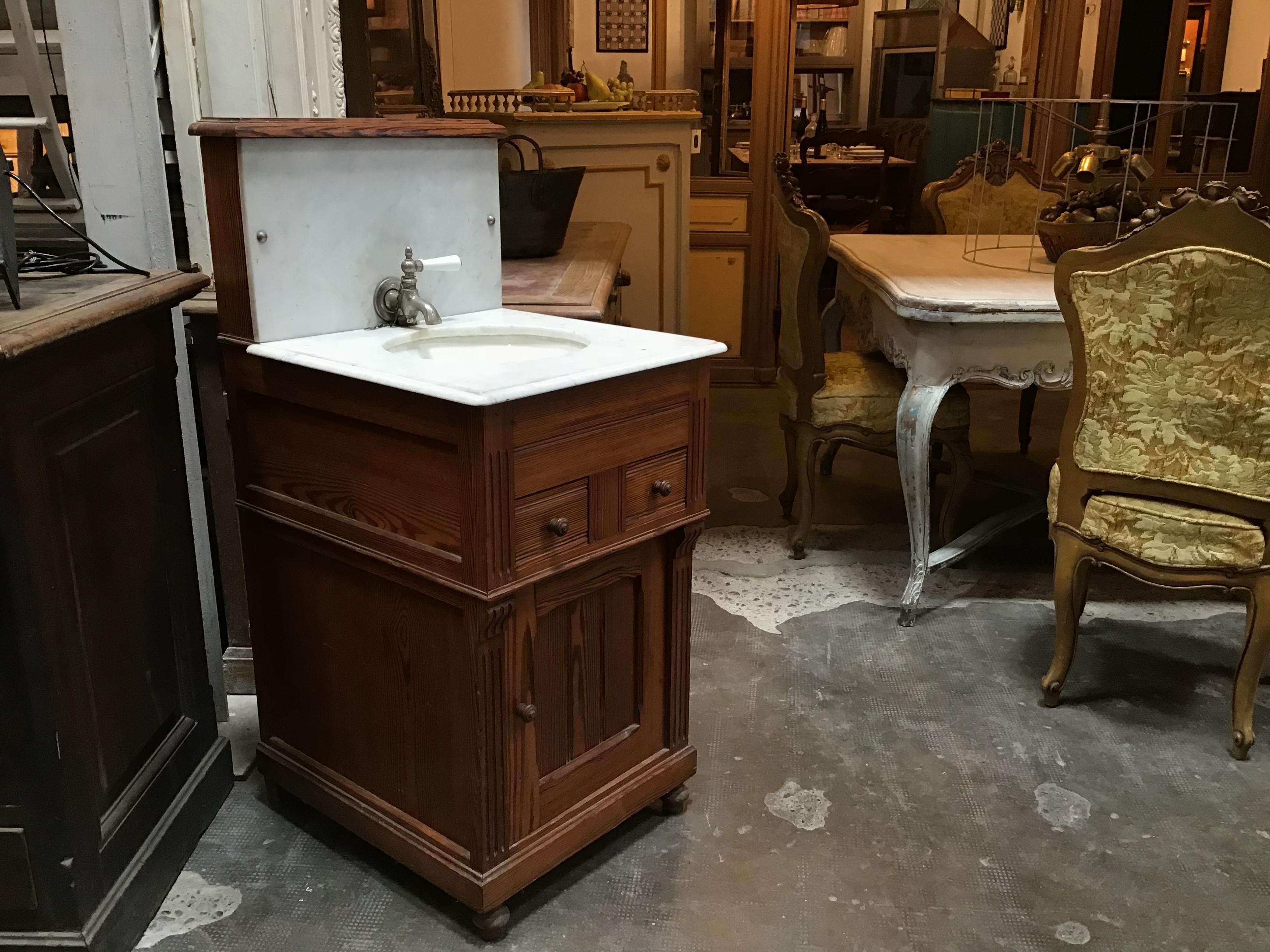 English pitch-pine with Carrara marble top sink from 20th century.
The back part of the sink is equipped with a water tank.